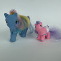 2 ponyfigurer i blå og pink/lilla farver – voksen + baby