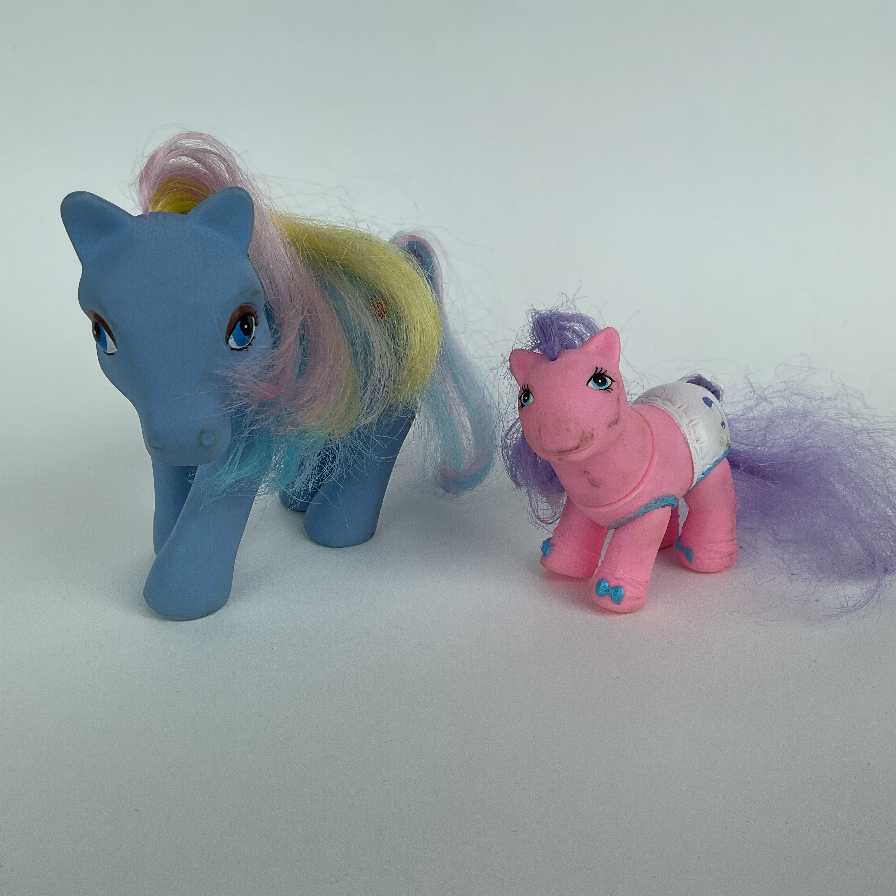 2 ponyfigurer i blå og pink/lilla farver – voksen + baby
