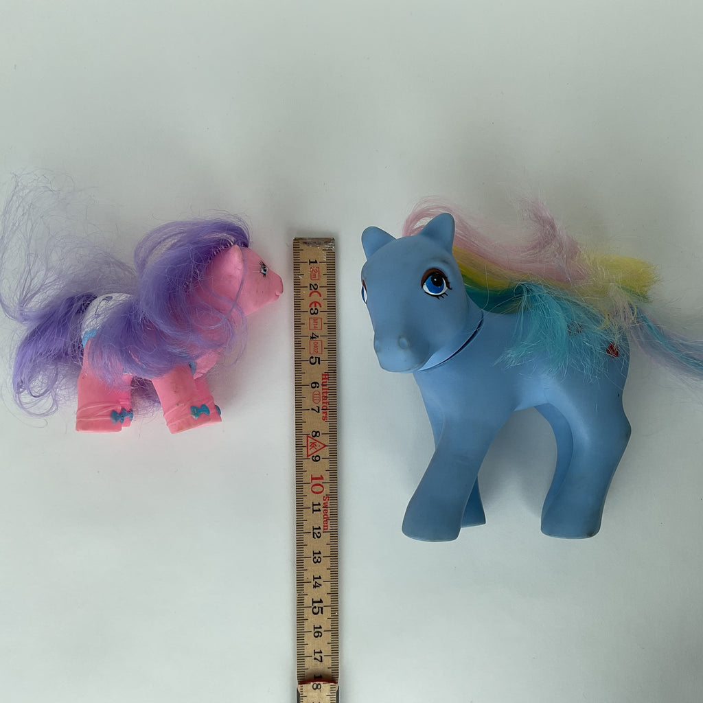 2 ponyfigurer i blå og pink/lilla farver – voksen + baby