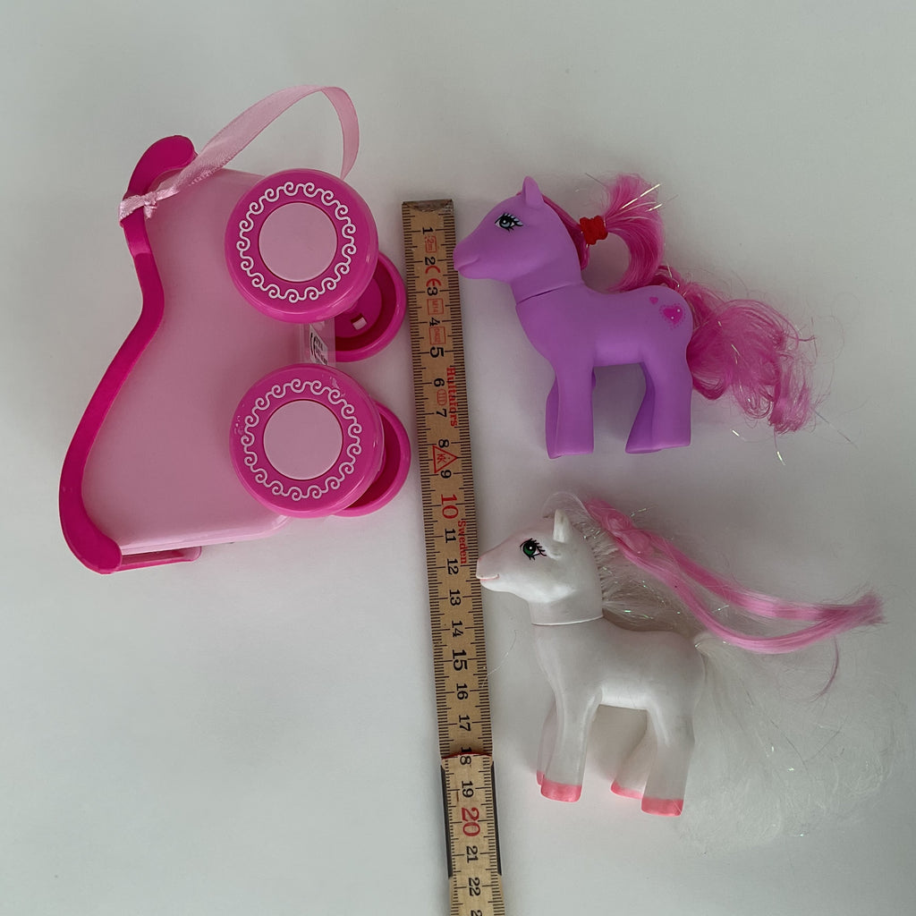 2 ponyfigurer samt pink vogn medfølger ca. 9 cm