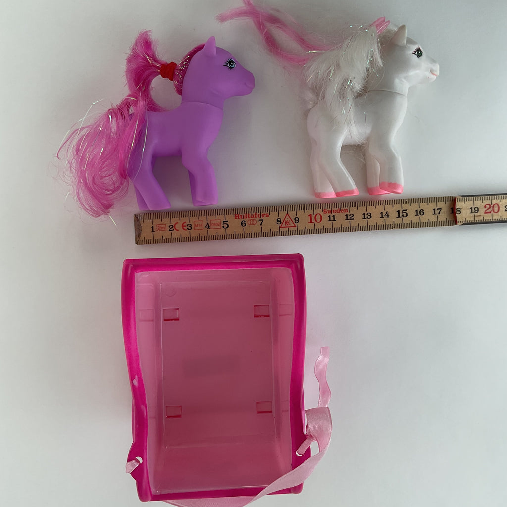 2 ponyfigurer samt pink vogn medfølger ca. 9 cm