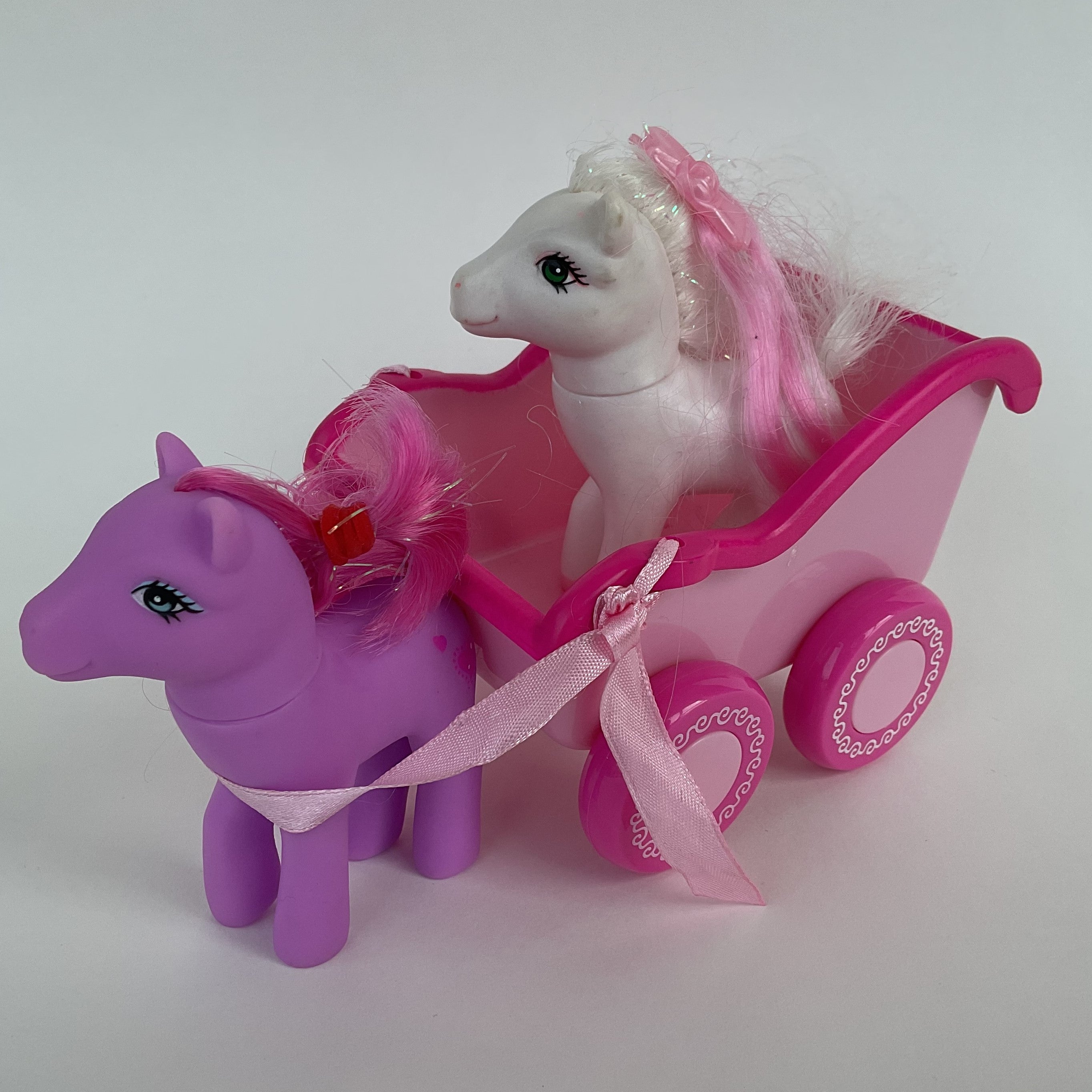 2 ponyfigurer samt pink vogn medfølger ca. 9 cm