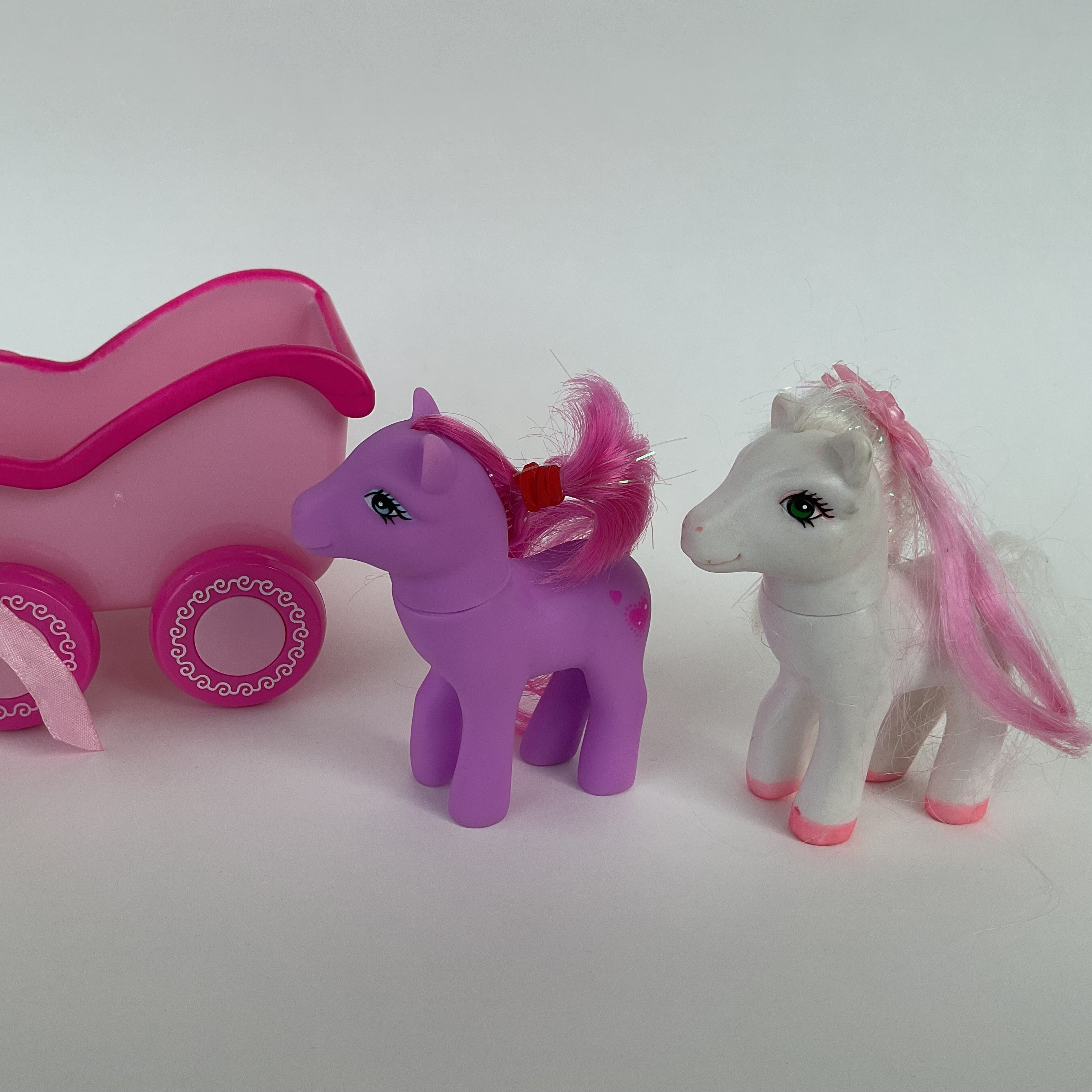 2 ponyfigurer samt pink vogn medfølger ca. 9 cm