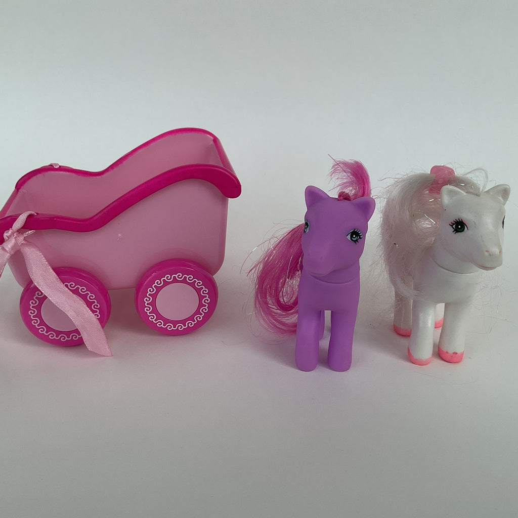 2 ponyfigurer samt pink vogn medfølger ca. 9 cm