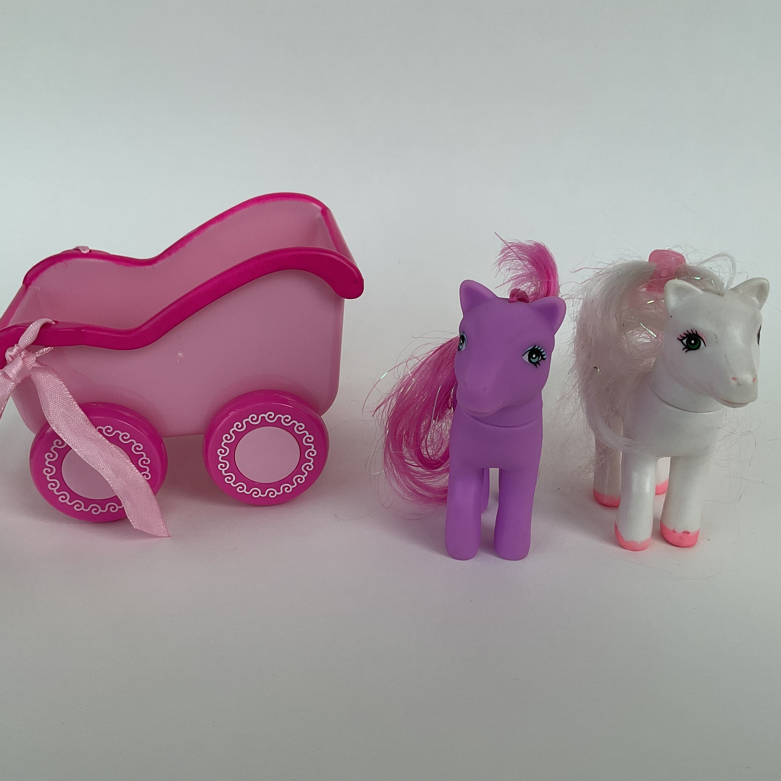 2 ponyfigurer samt pink vogn medfølger ca. 9 cm