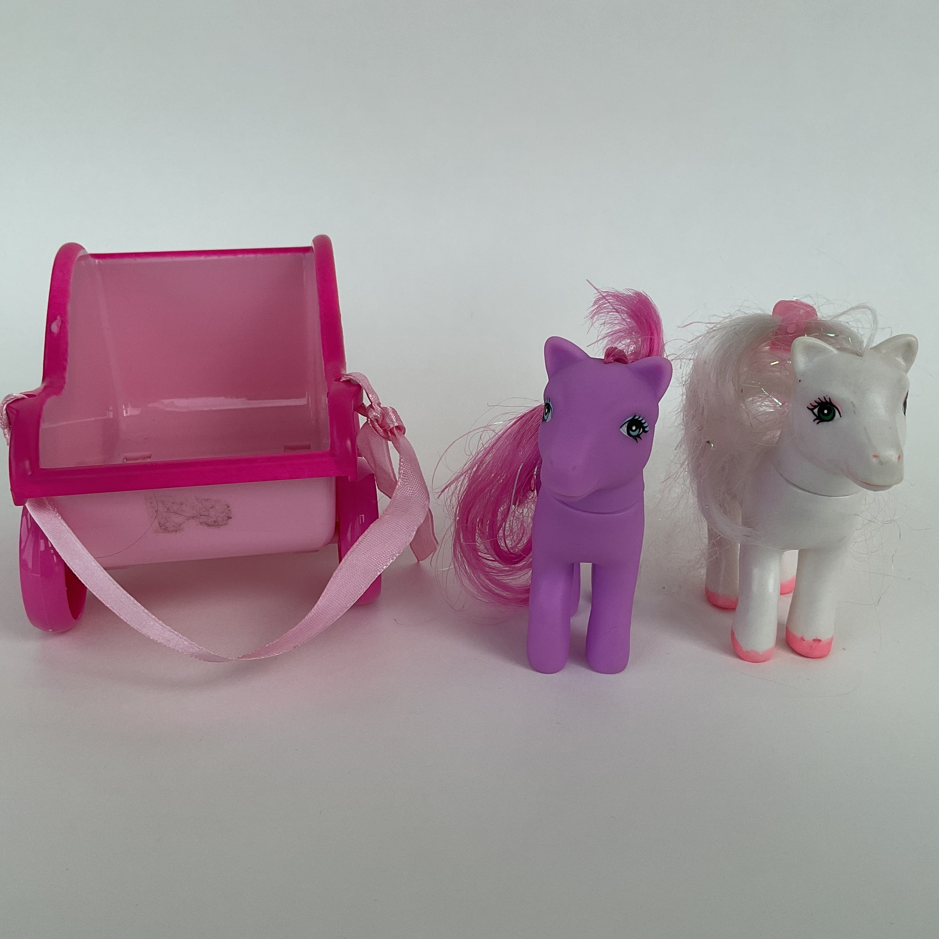 2 ponyfigurer samt pink vogn medfølger ca. 9 cm