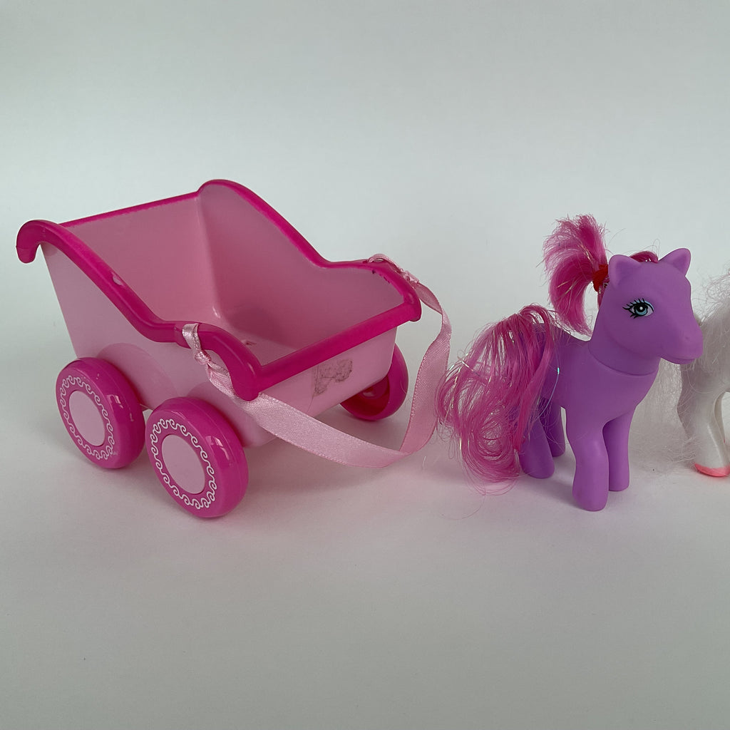 2 ponyfigurer samt pink vogn medfølger ca. 9 cm