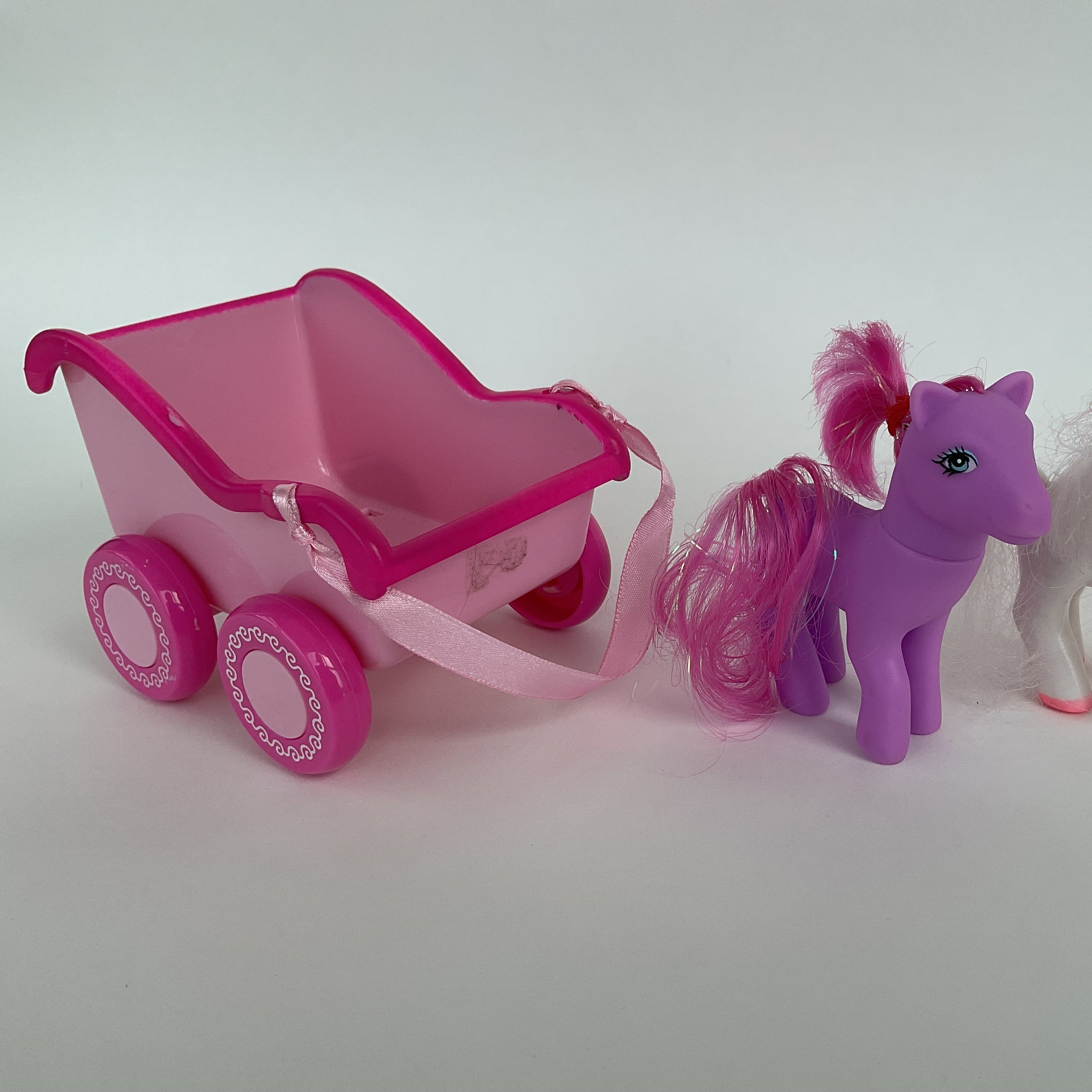 2 ponyfigurer samt pink vogn medfølger ca. 9 cm