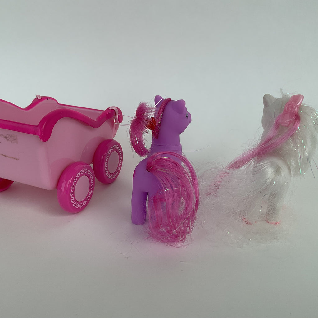 2 ponyfigurer samt pink vogn medfølger ca. 9 cm