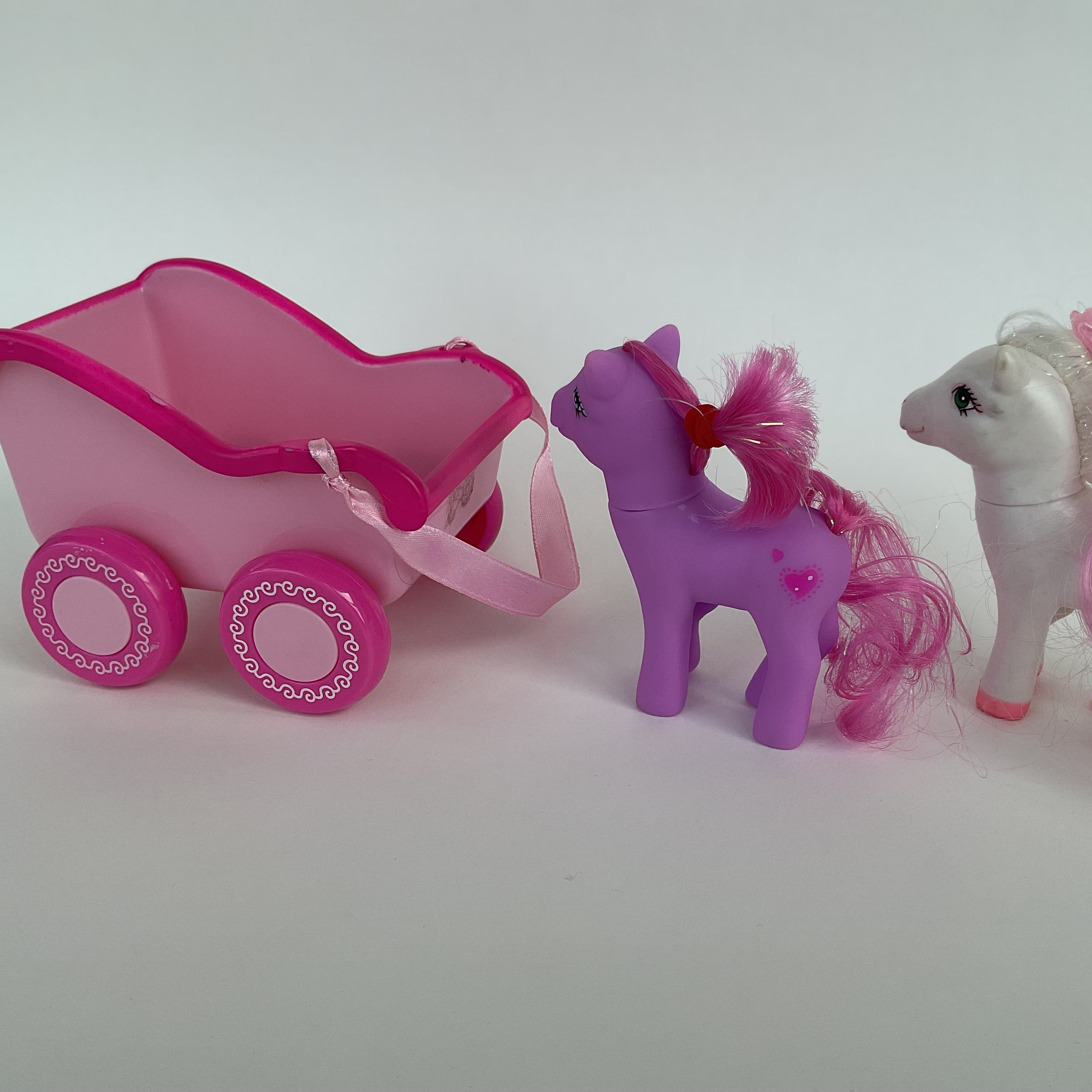 2 ponyfigurer samt pink vogn medfølger ca. 9 cm