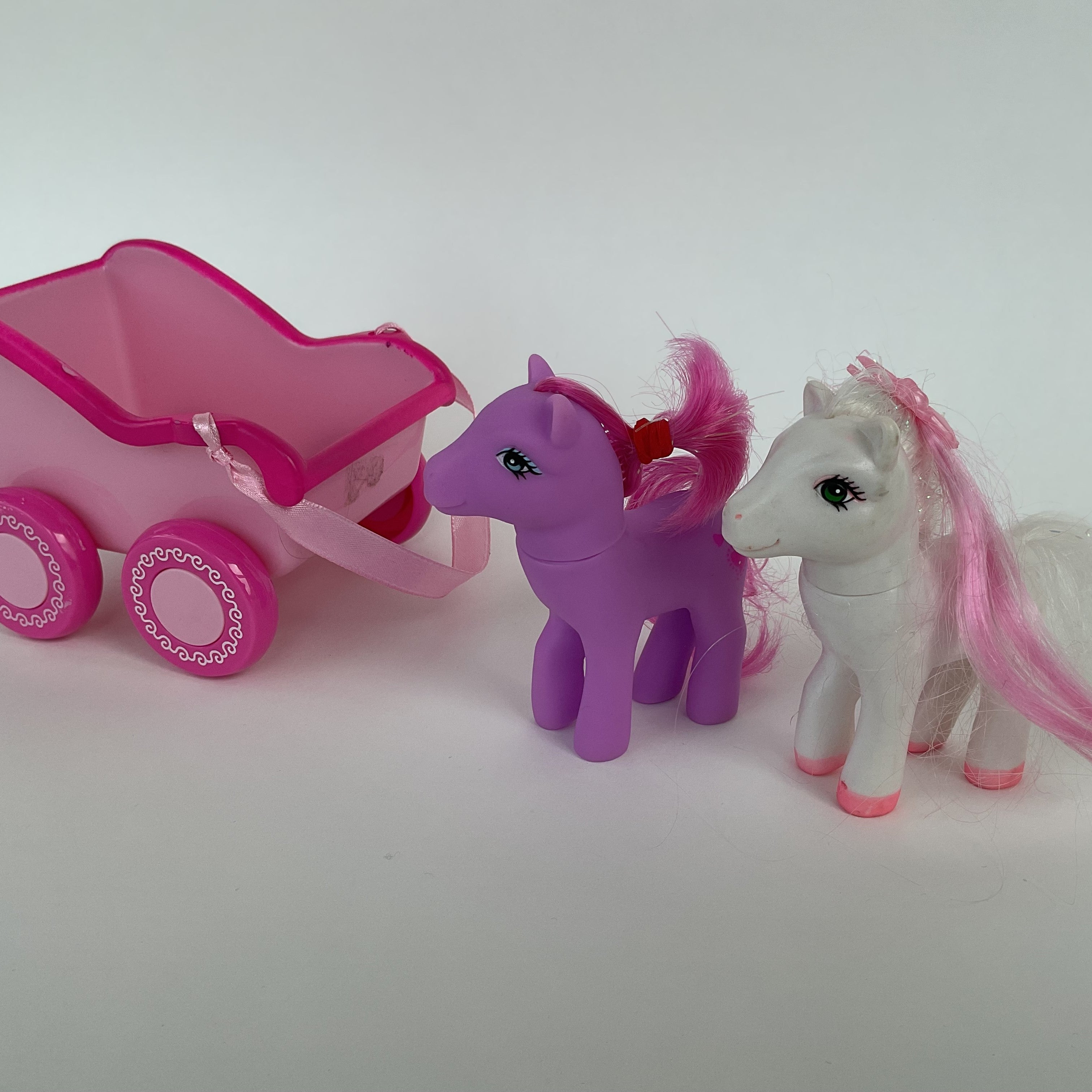2 ponyfigurer samt pink vogn medfølger ca. 9 cm