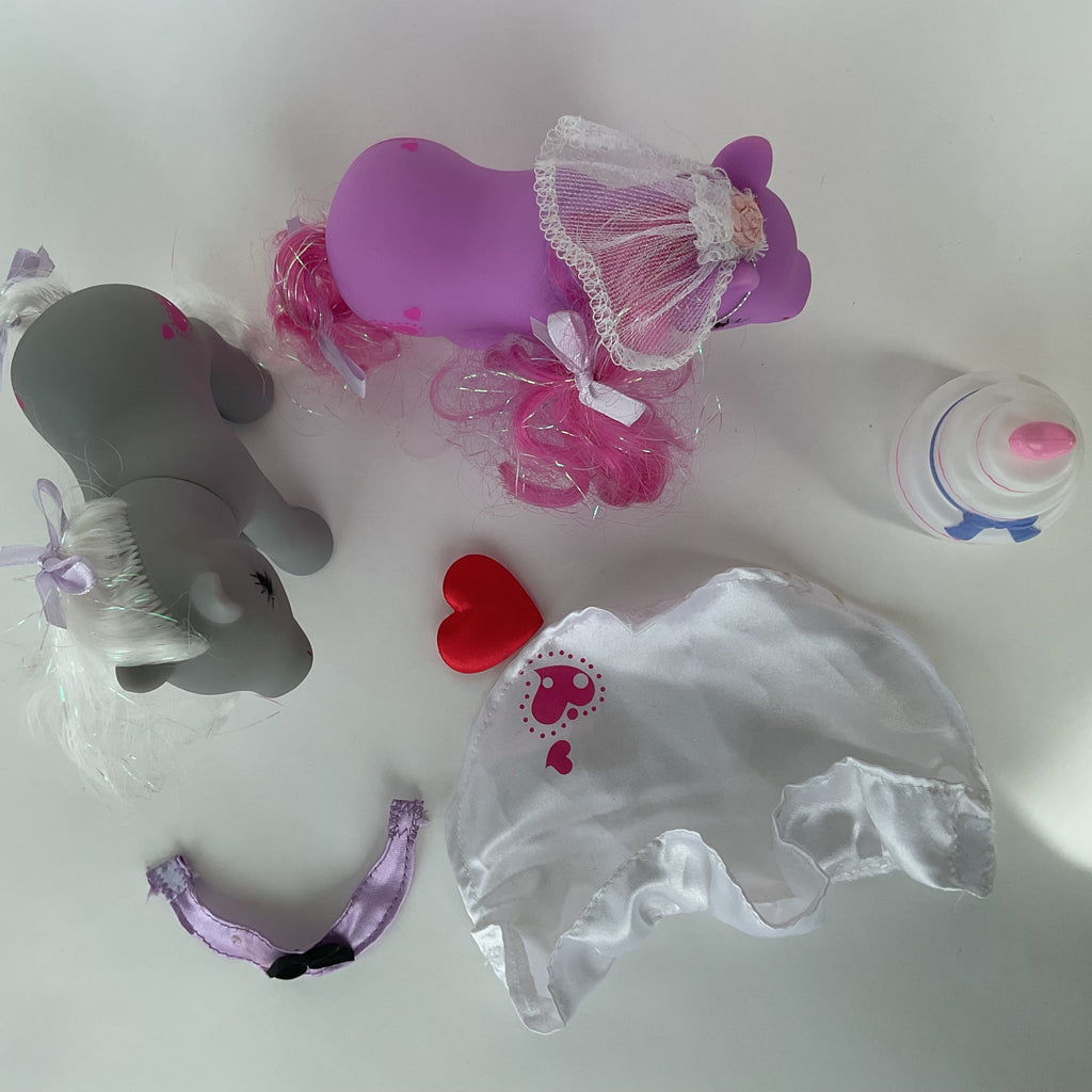 2 ponyfigurer med bryllupstilbehør og bryllupskage - ca. 13 cm