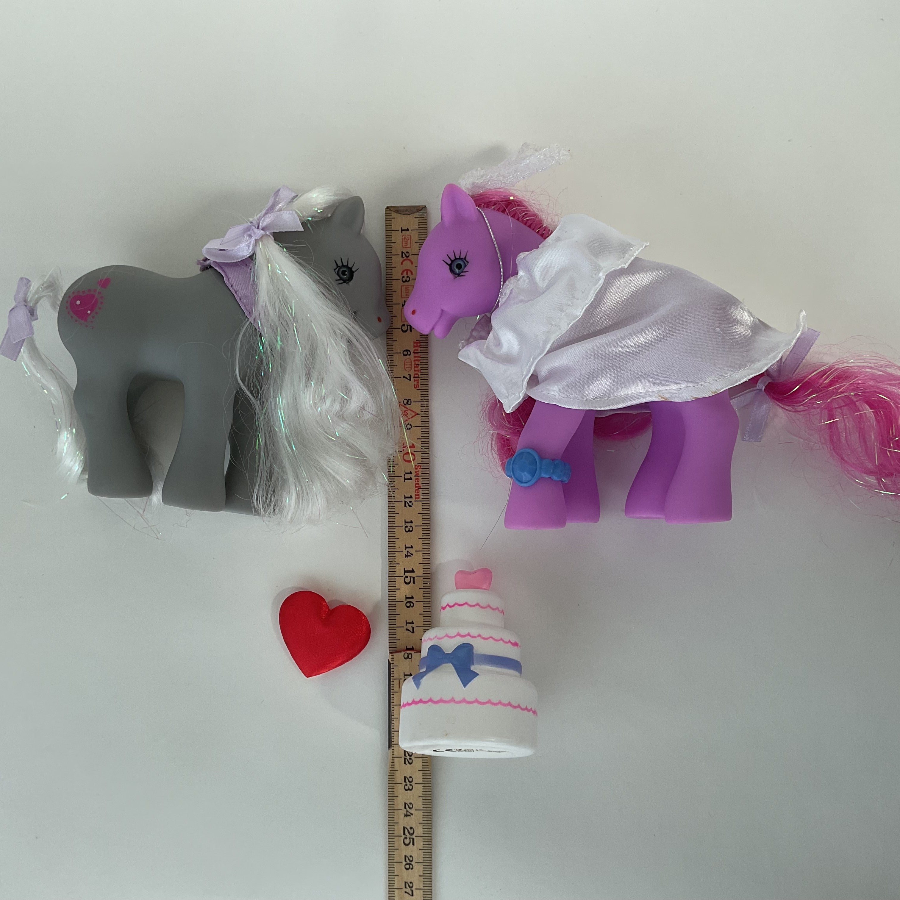2 ponyfigurer med bryllupstilbehør og bryllupskage - ca. 13 cm
