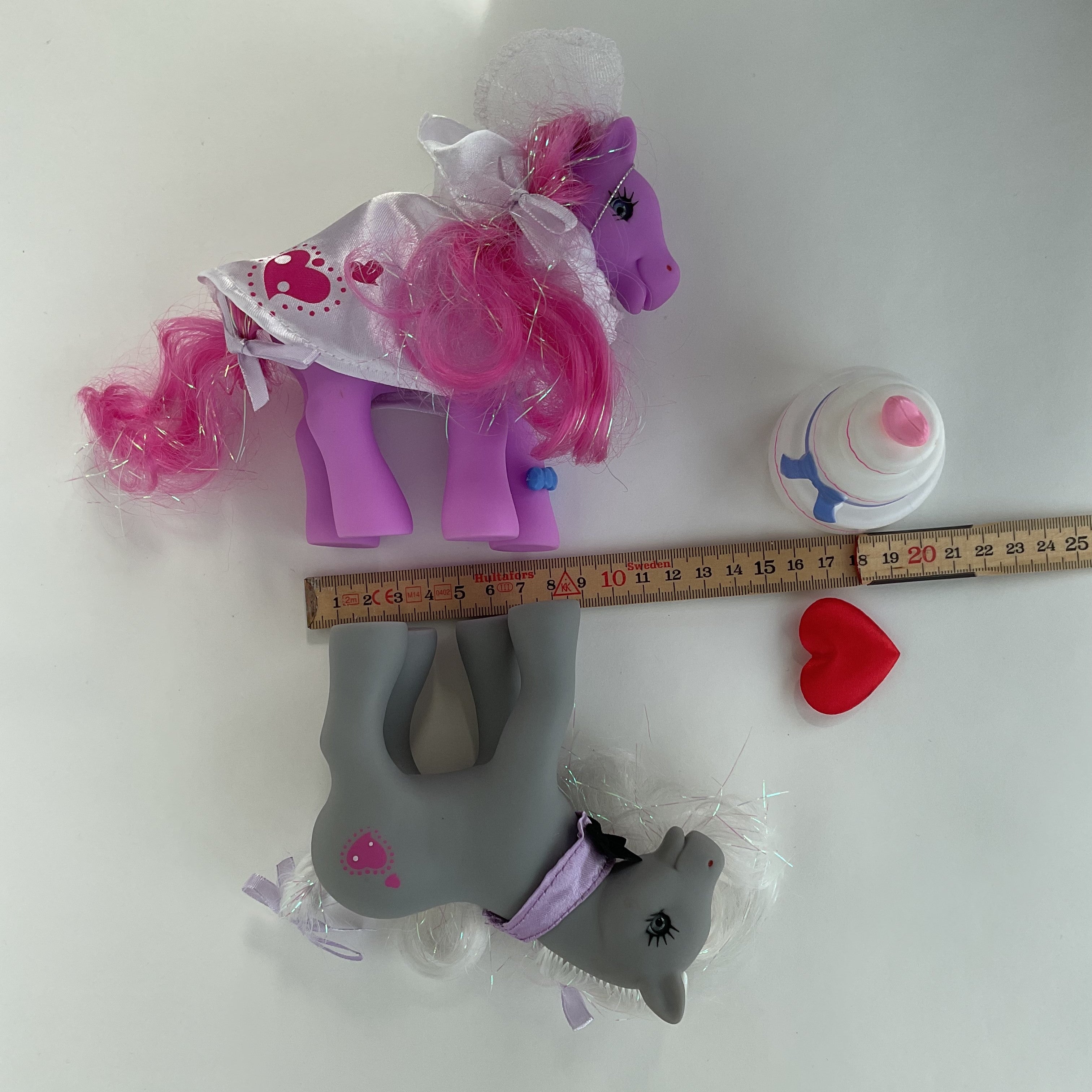 2 ponyfigurer med bryllupstilbehør og bryllupskage - ca. 13 cm