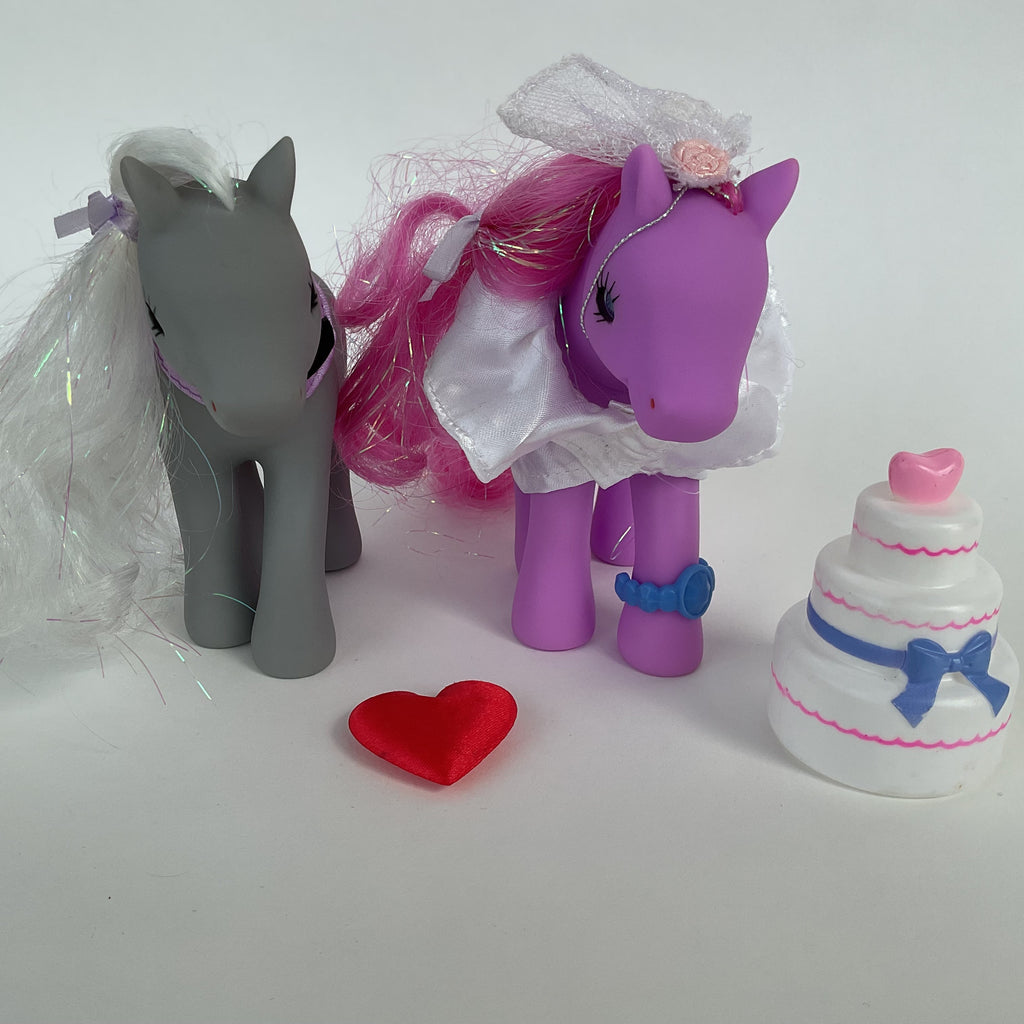 2 ponyfigurer med bryllupstilbehør og bryllupskage - ca. 13 cm