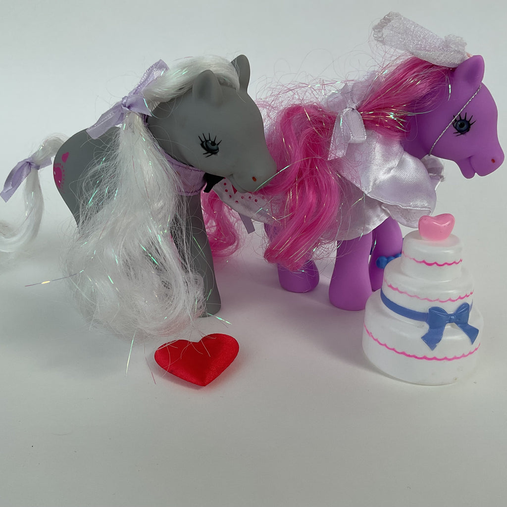 2 ponyfigurer med bryllupstilbehør og bryllupskage - ca. 13 cm