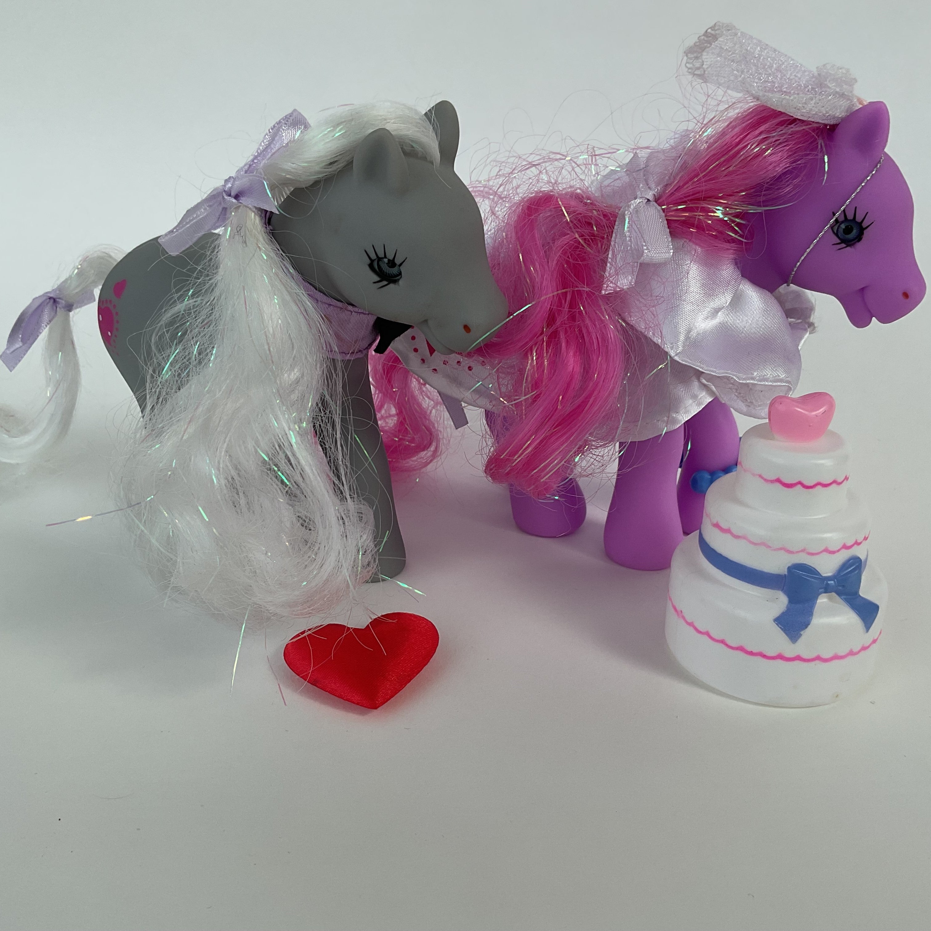 2 ponyfigurer med bryllupstilbehør og bryllupskage - ca. 13 cm