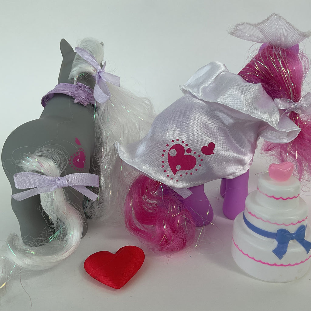 2 ponyfigurer med bryllupstilbehør og bryllupskage - ca. 13 cm
