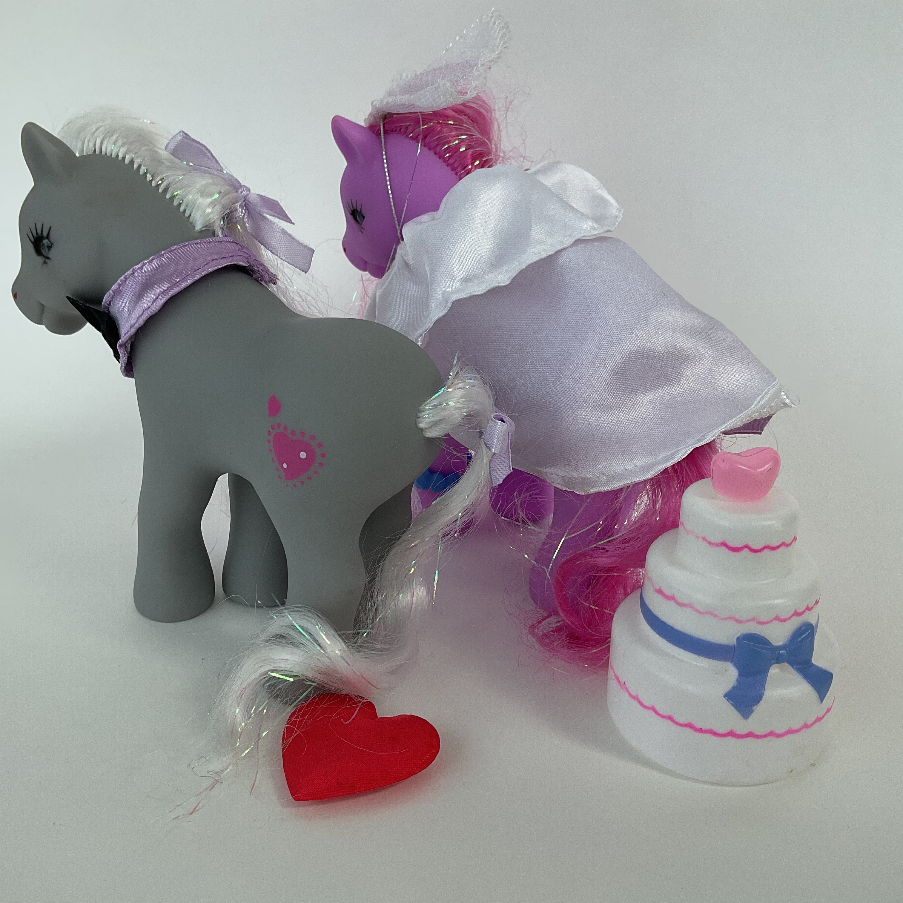 2 ponyfigurer med bryllupstilbehør og bryllupskage - ca. 13 cm