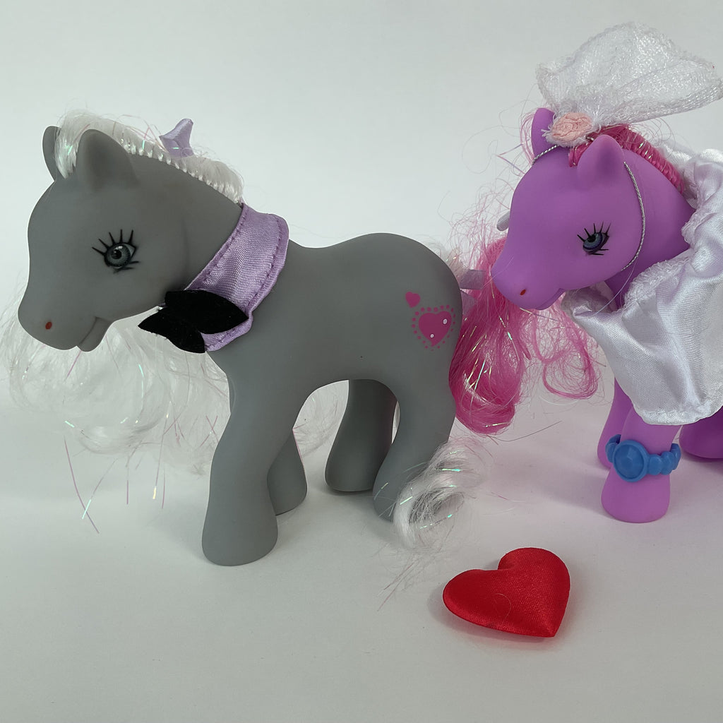 2 ponyfigurer med bryllupstilbehør og bryllupskage - ca. 13 cm
