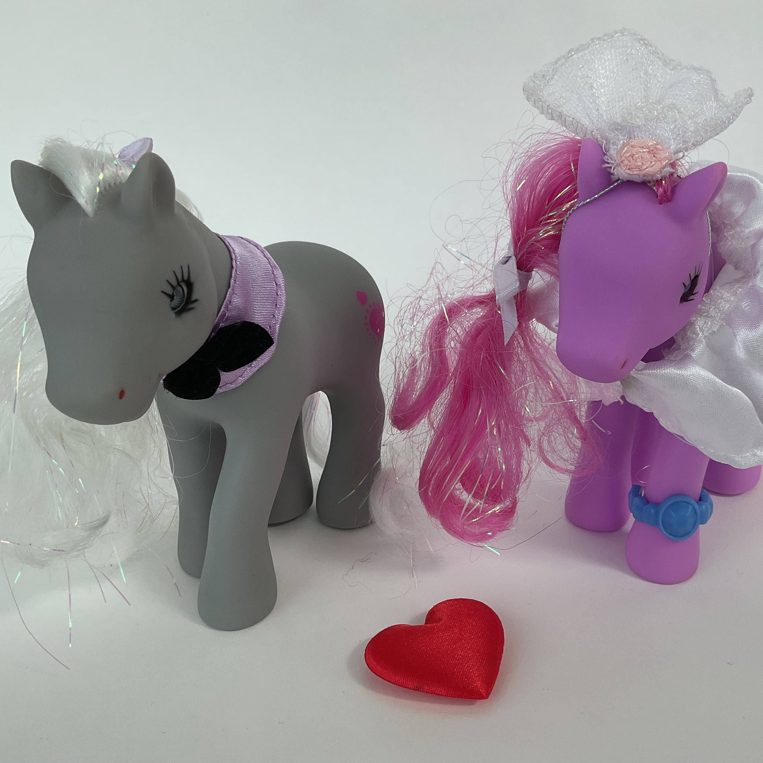 2 ponyfigurer med bryllupstilbehør og bryllupskage - ca. 13 cm