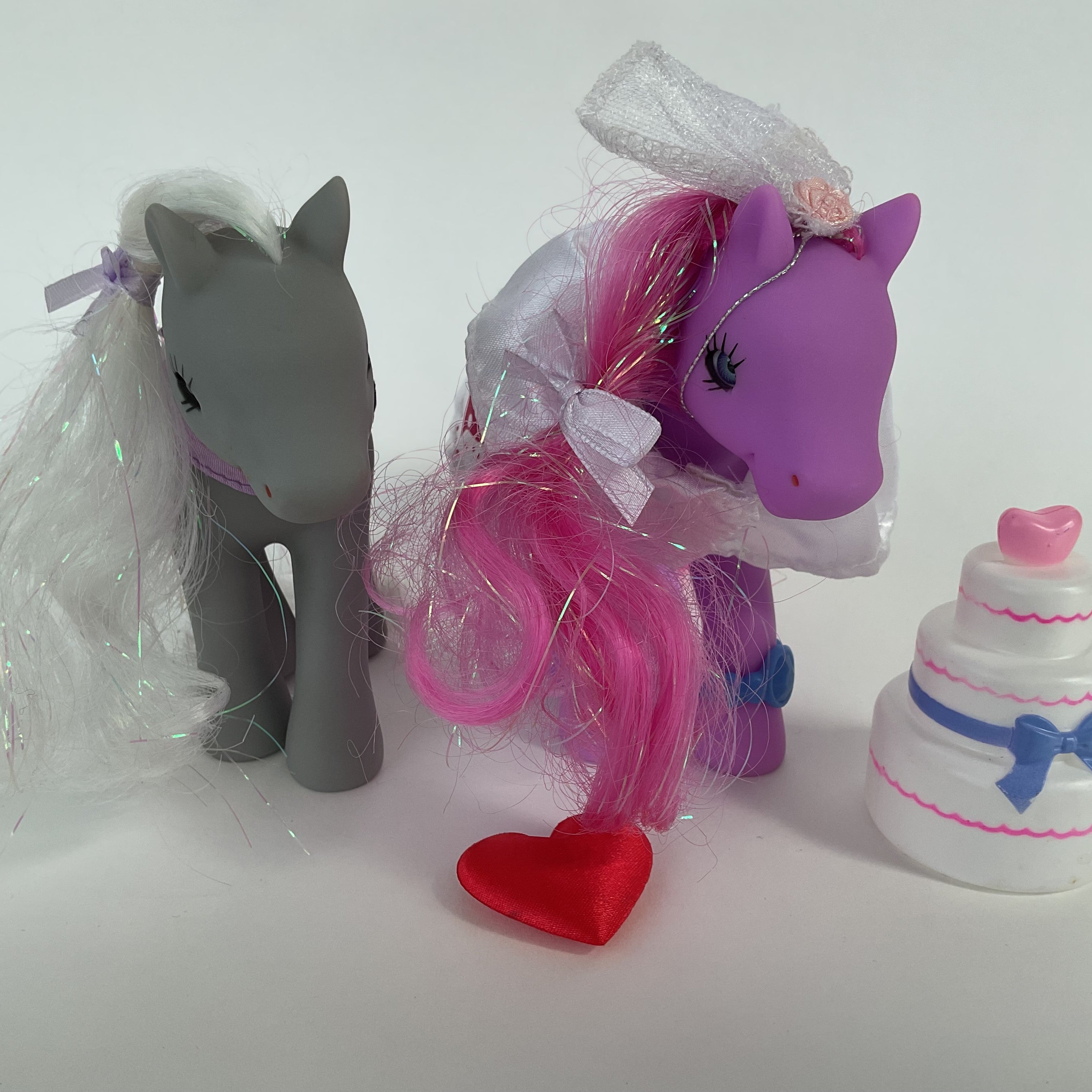 2 ponyfigurer med bryllupstilbehør og bryllupskage - ca. 13 cm