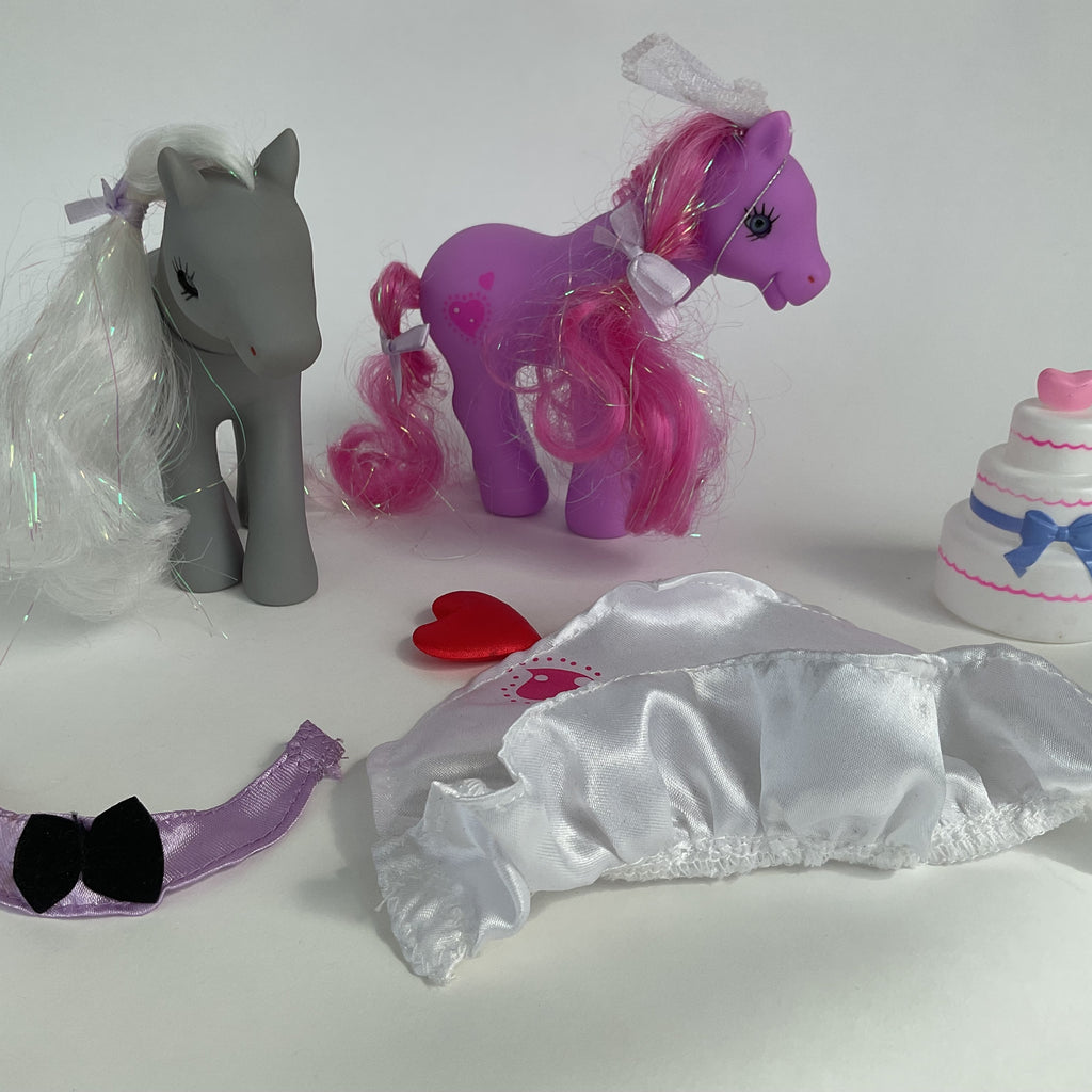 2 ponyfigurer med bryllupstilbehør og bryllupskage - ca. 13 cm