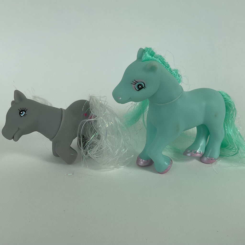 2 søde ponyfigurer i grøn og grå, sælges samlet – ca. 8-11 cm
