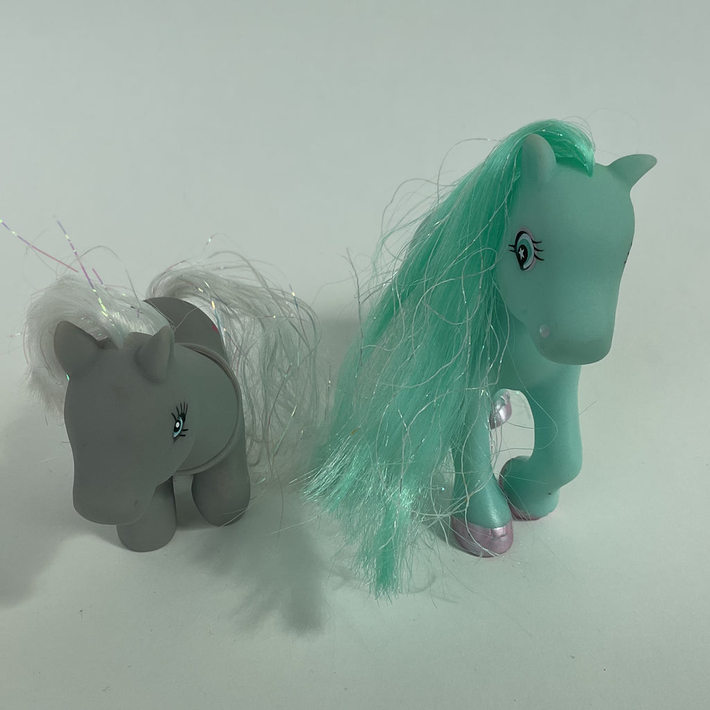 2 søde ponyfigurer i grøn og grå, sælges samlet – ca. 8-11 cm