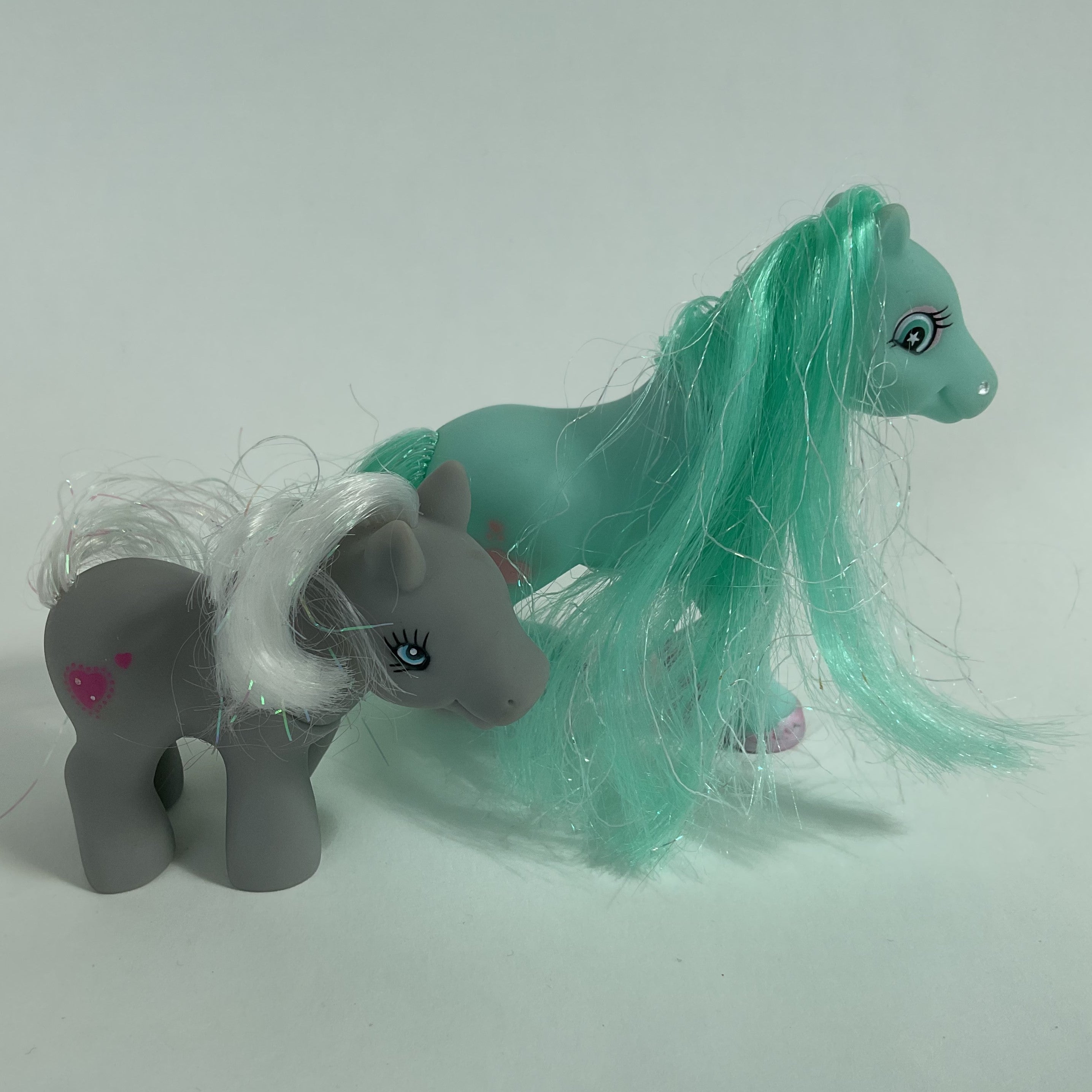 2 søde ponyfigurer i grøn og grå, sælges samlet – ca. 8-11 cm