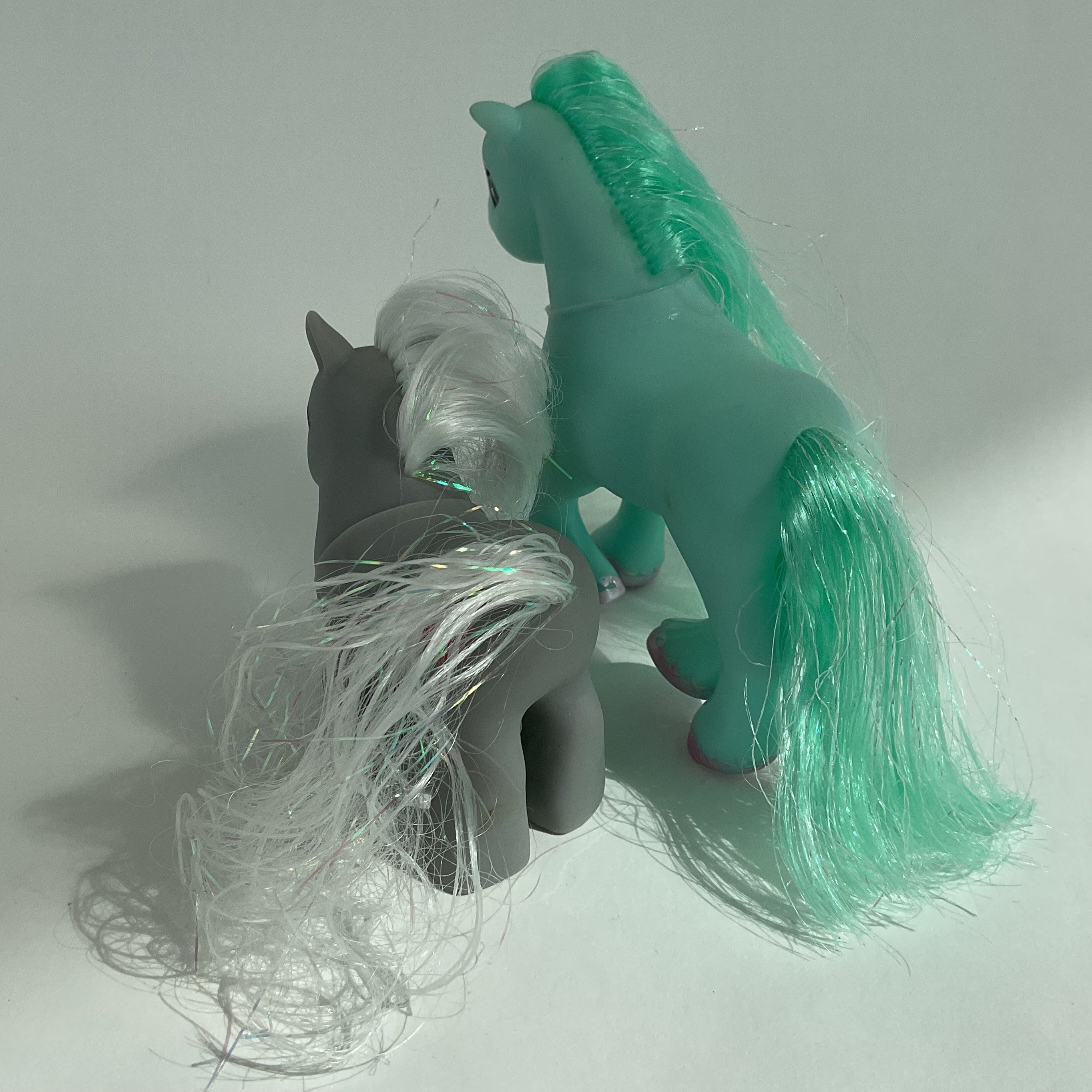 2 søde ponyfigurer i grøn og grå, sælges samlet – ca. 8-11 cm