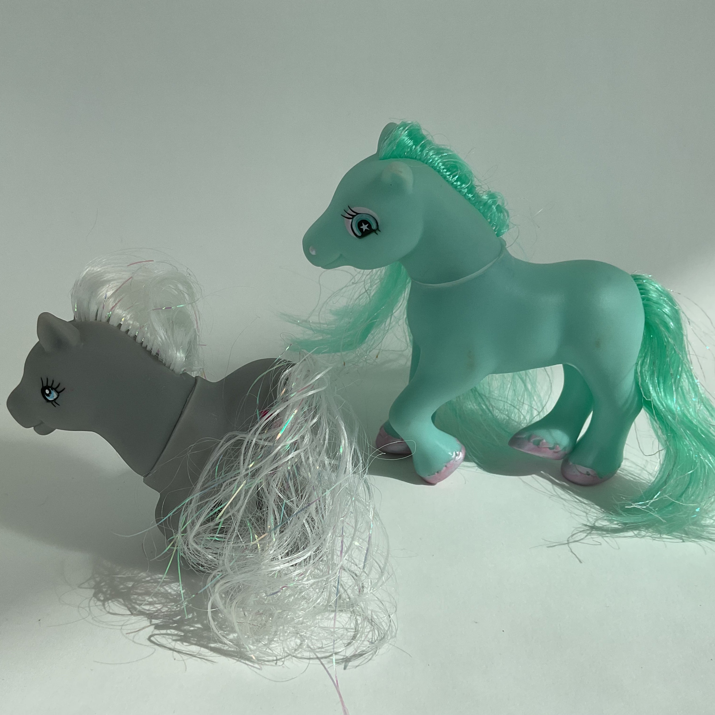 2 søde ponyfigurer i grøn og grå, sælges samlet – ca. 8-11 cm