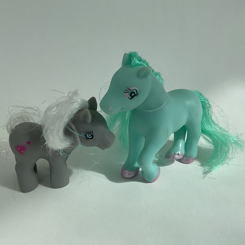2 søde ponyfigurer i grøn og grå, sælges samlet – ca. 8-11 cm