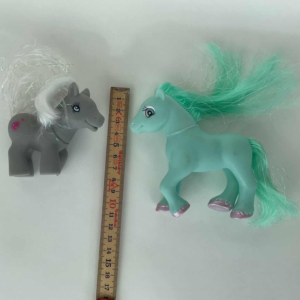 2 søde ponyfigurer i grøn og grå, sælges samlet – ca. 8-11 cm