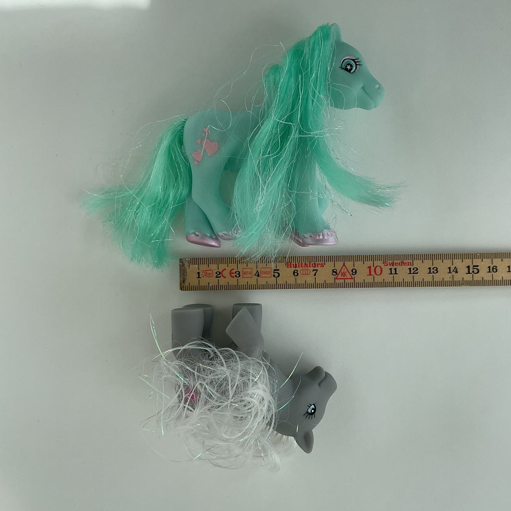 2 søde ponyfigurer i grøn og grå, sælges samlet – ca. 8-11 cm