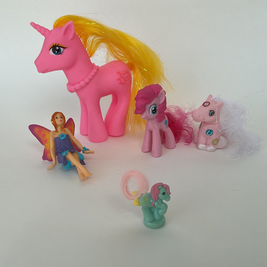 Ponyfigurer med stor lyserød enhjørning, små ponyer og fe, 5 stk. – ca. 3-13 cm