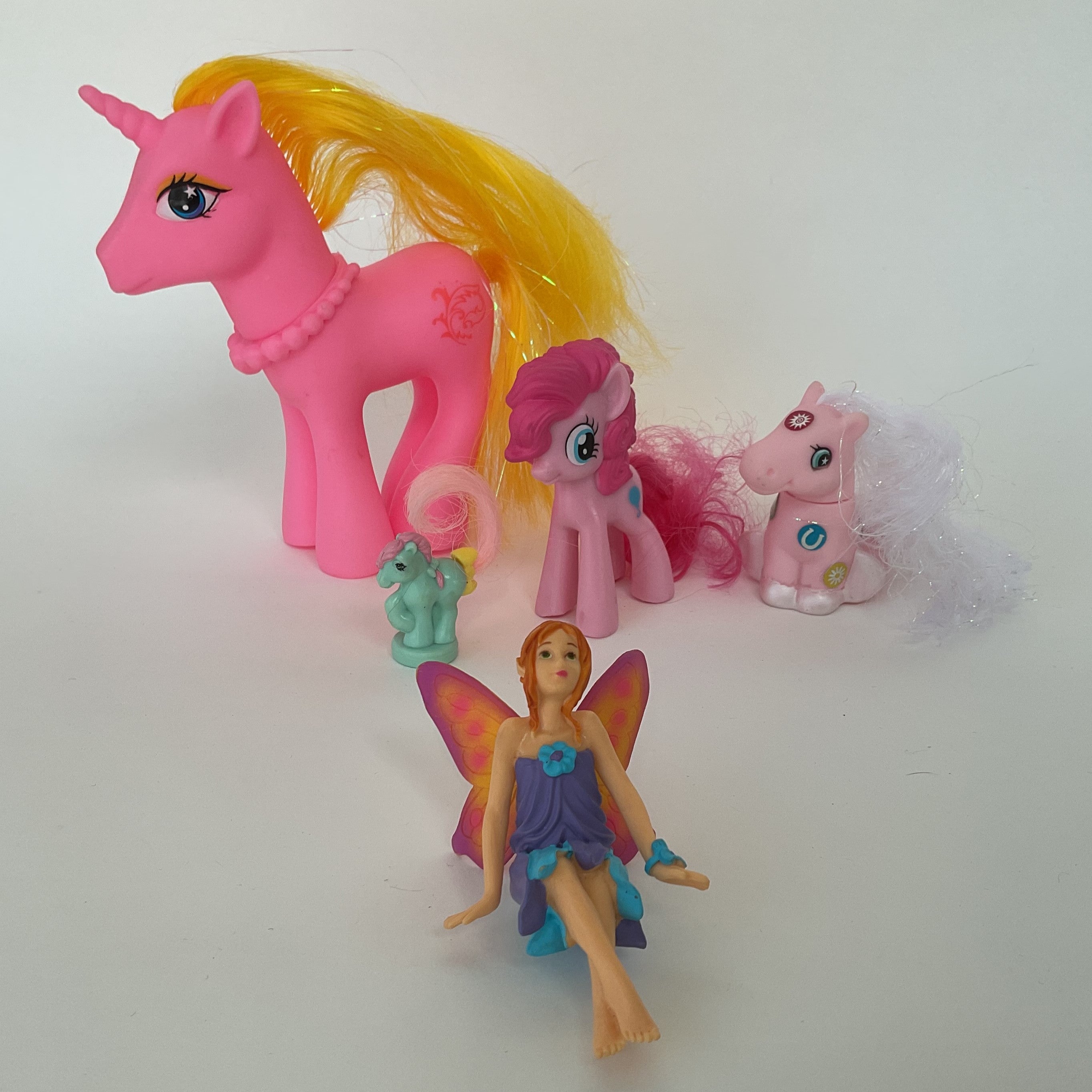 Ponyfigurer med stor lyserød enhjørning, små ponyer og fe, 5 stk. – ca. 3-13 cm