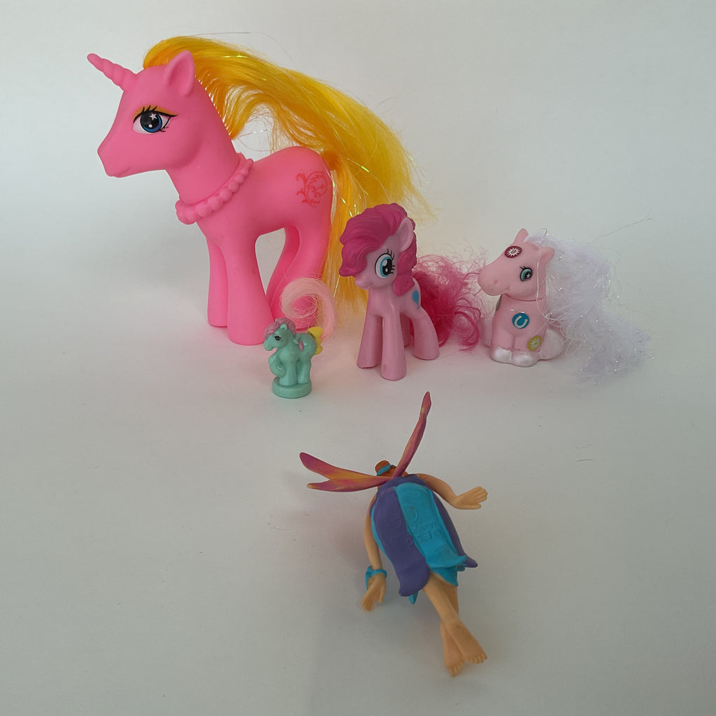 Ponyfigurer med stor lyserød enhjørning, små ponyer og fe, 5 stk. – ca. 3-13 cm
