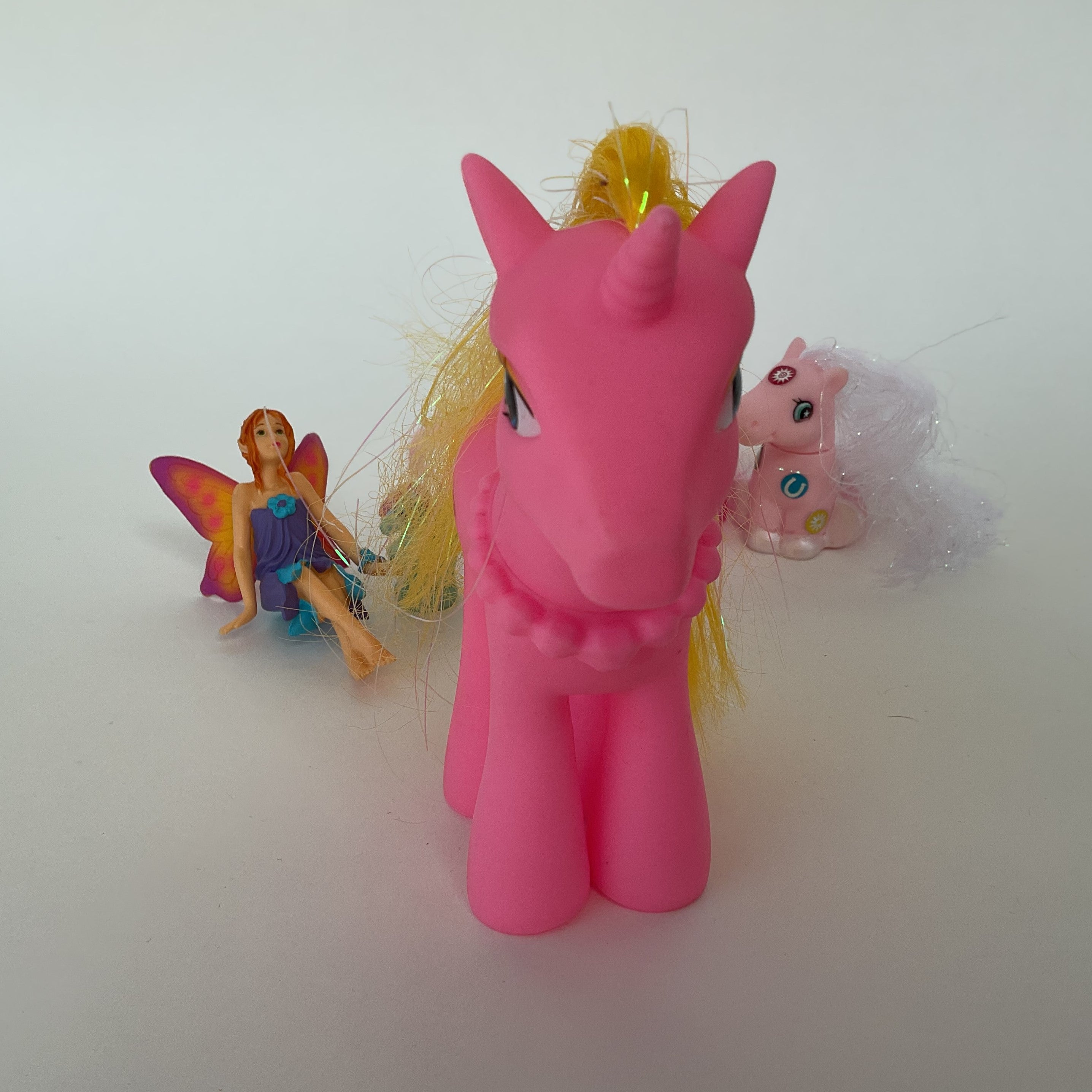 Ponyfigurer med stor lyserød enhjørning, små ponyer og fe, 5 stk. – ca. 3-13 cm