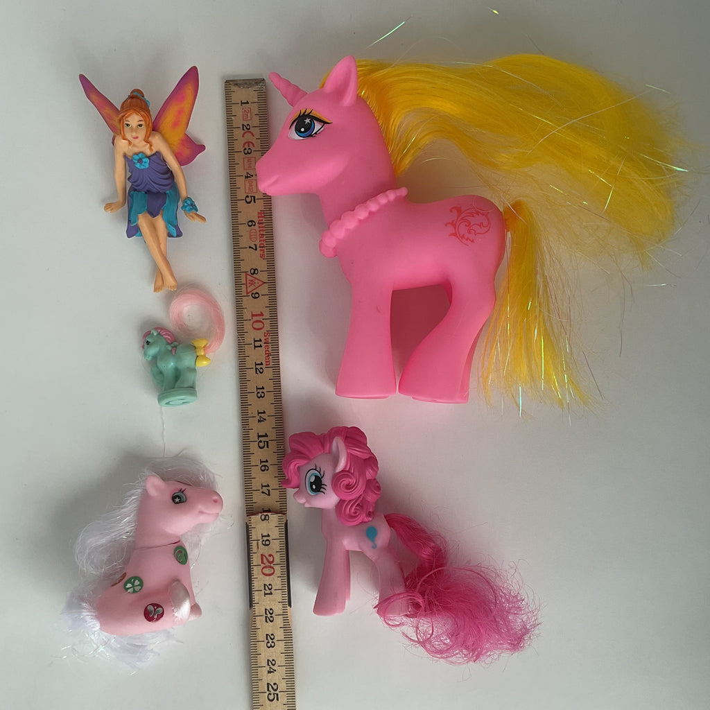 Ponyfigurer med stor lyserød enhjørning, små ponyer og fe, 5 stk. – ca. 3-13 cm