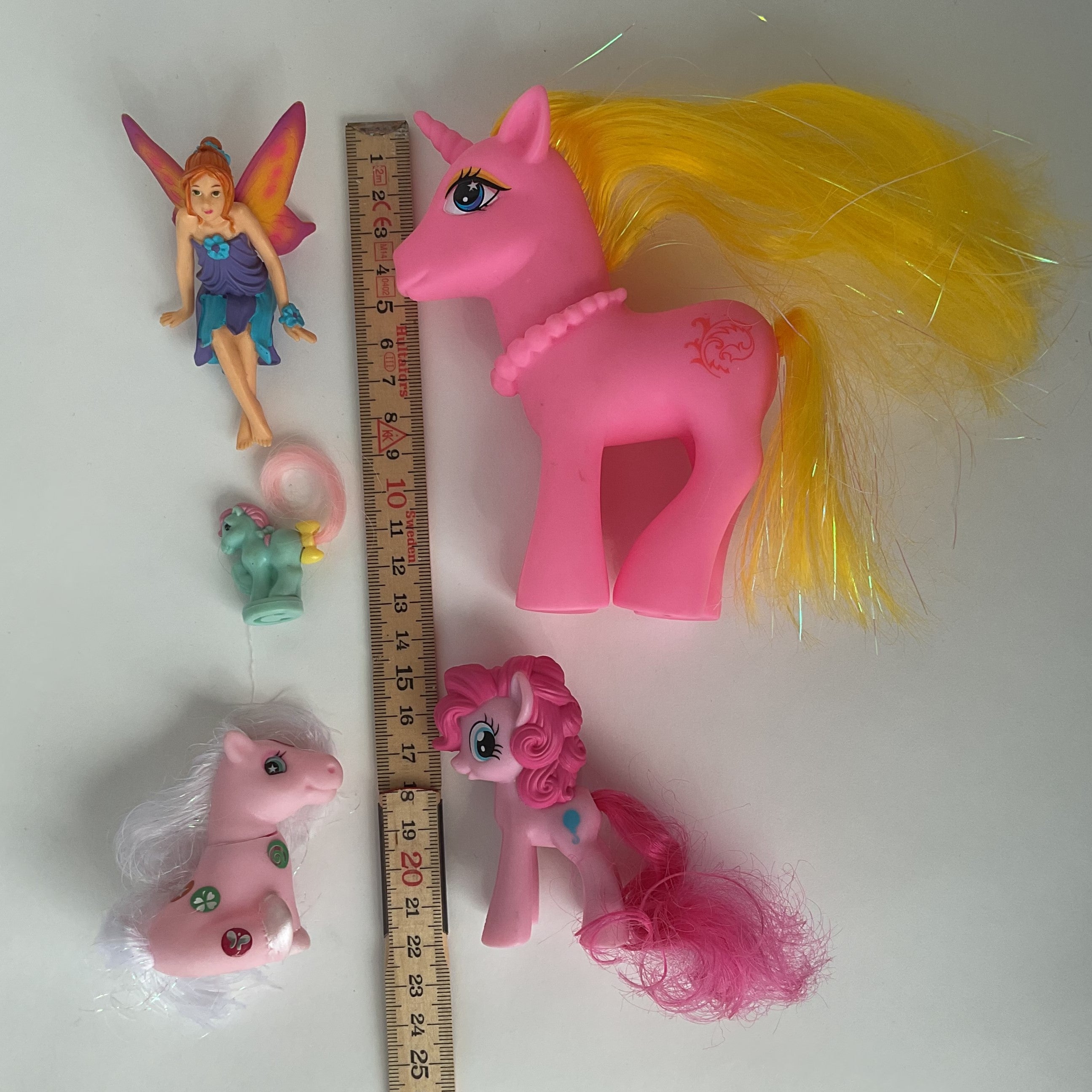 Ponyfigurer med stor lyserød enhjørning, små ponyer og fe, 5 stk. – ca. 3-13 cm