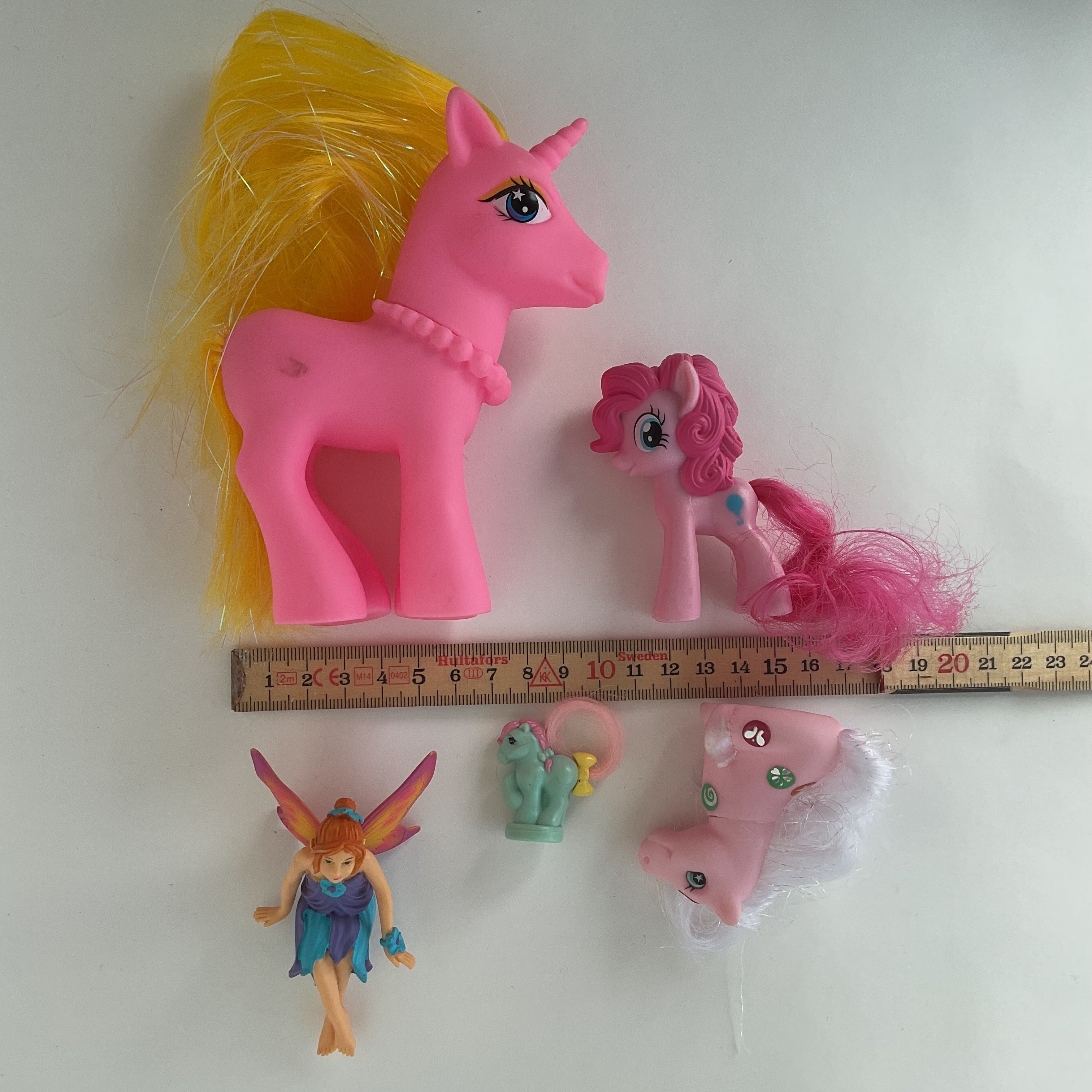 Ponyfigurer med stor lyserød enhjørning, små ponyer og fe, 5 stk. – ca. 3-13 cm