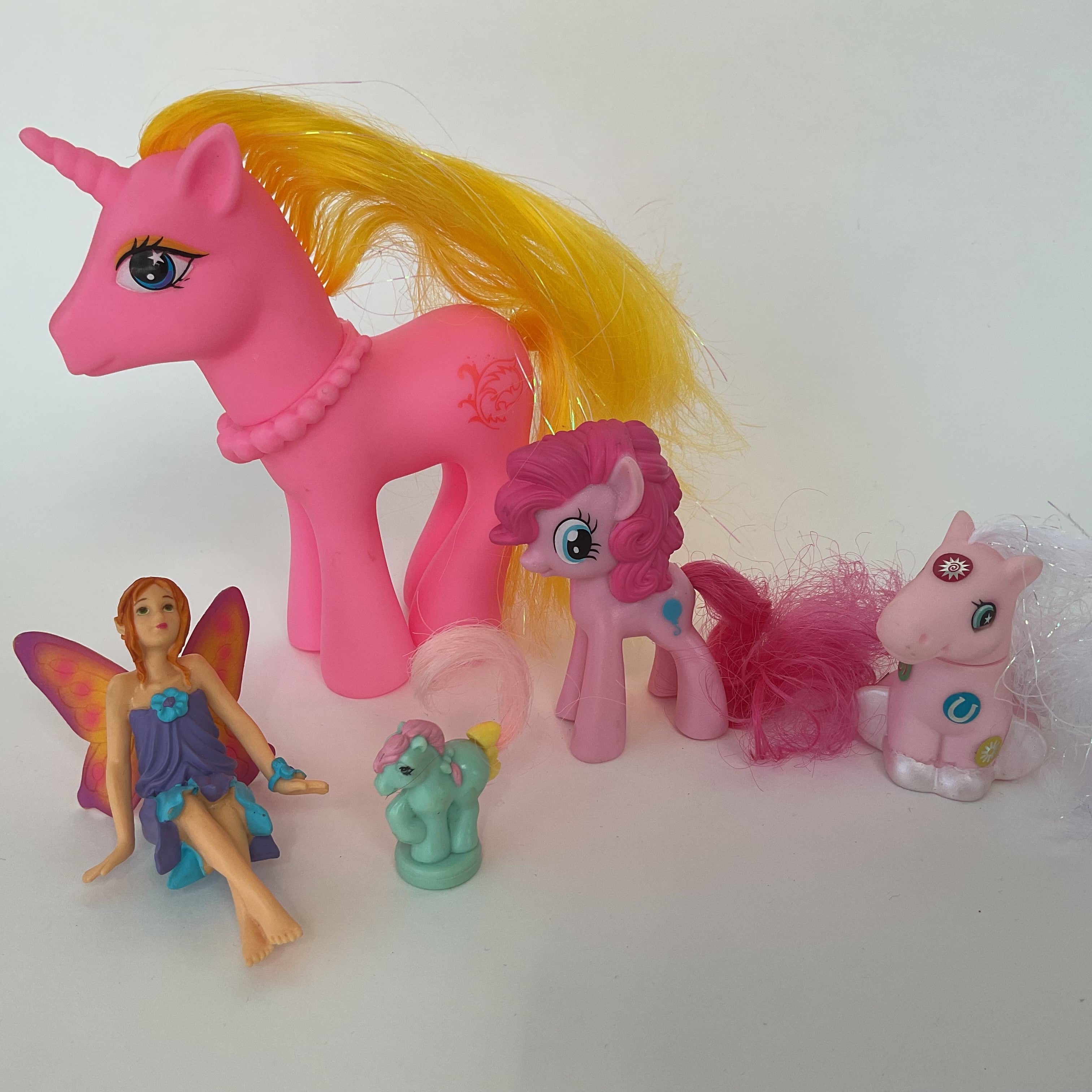 Ponyfigurer med stor lyserød enhjørning, små ponyer og fe, 5 stk. – ca. 3-13 cm