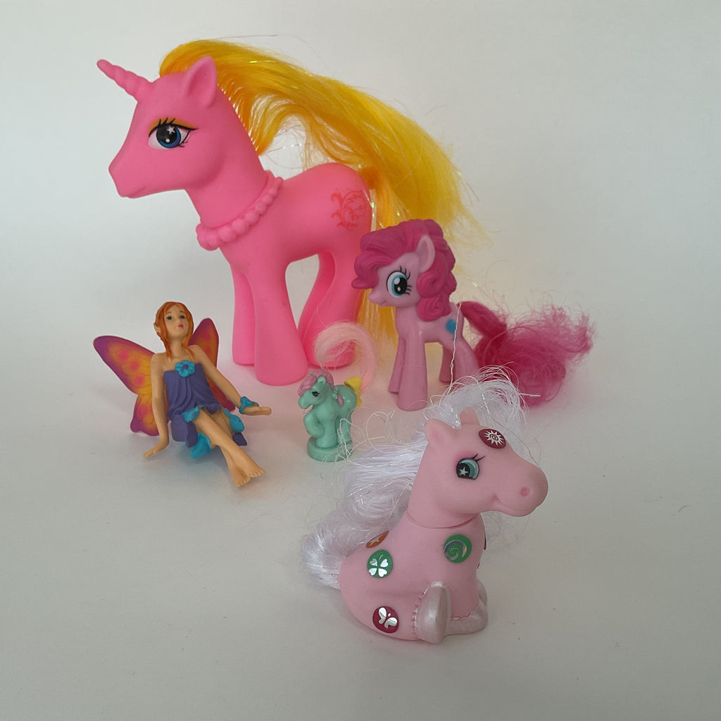 Ponyfigurer med stor lyserød enhjørning, små ponyer og fe, 5 stk. – ca. 3-13 cm