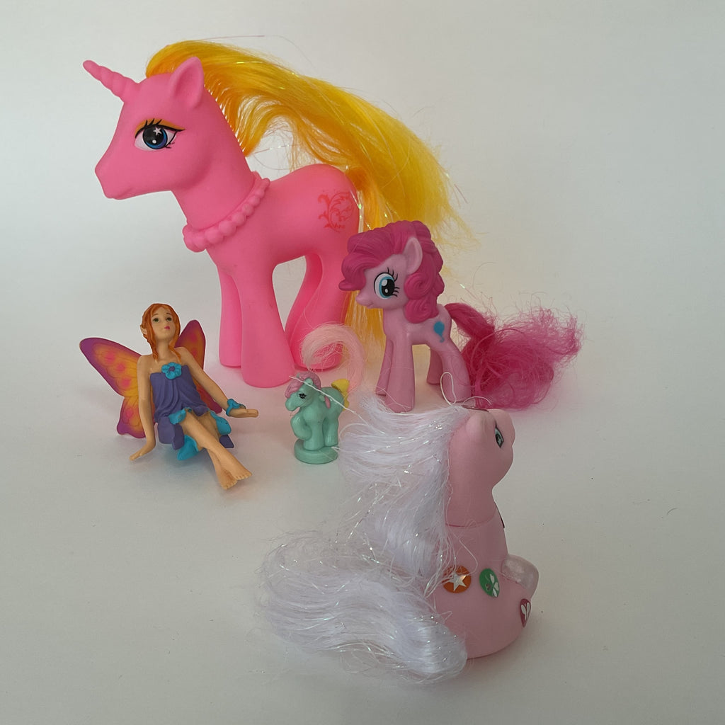 Ponyfigurer med stor lyserød enhjørning, små ponyer og fe, 5 stk. – ca. 3-13 cm