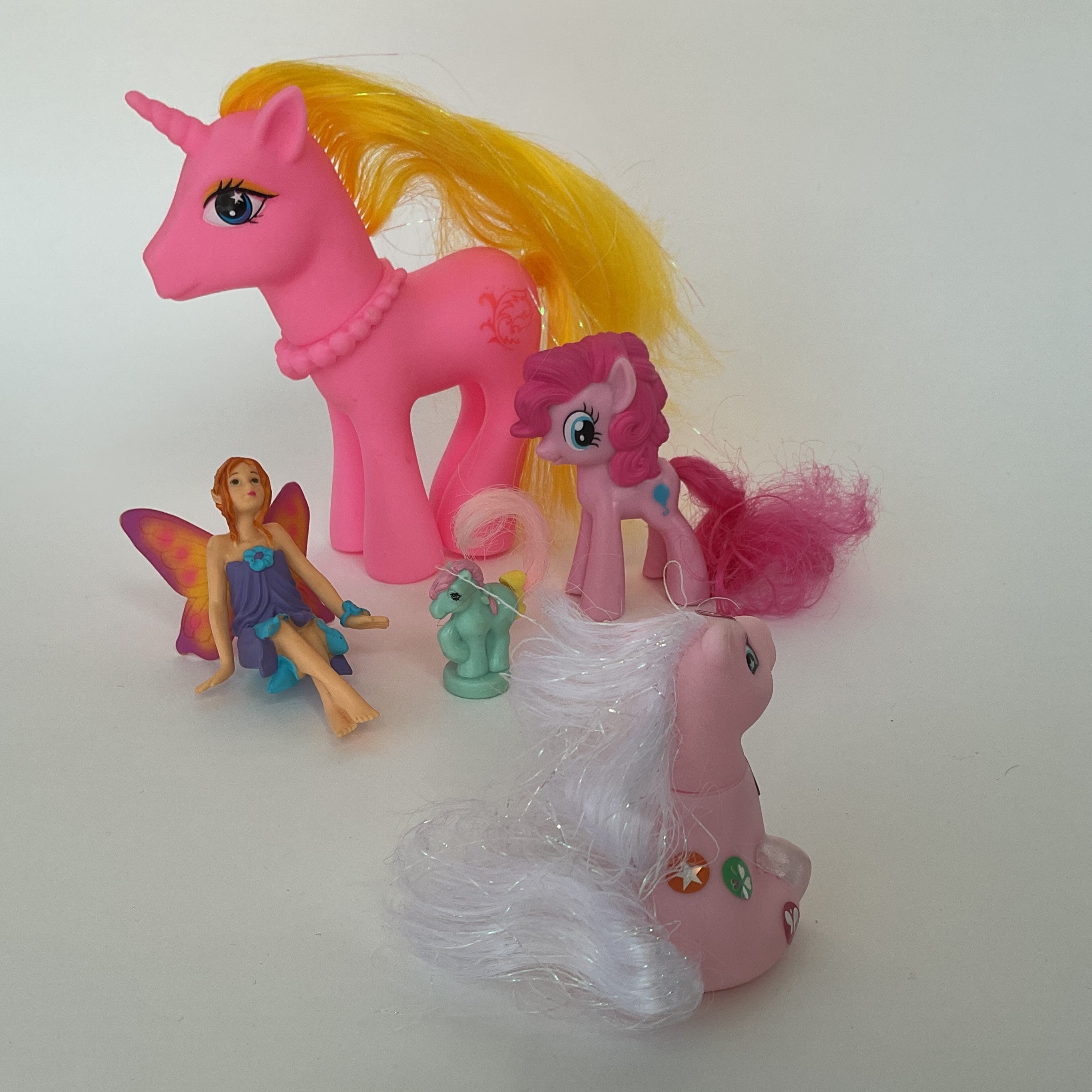 Ponyfigurer med stor lyserød enhjørning, små ponyer og fe, 5 stk. – ca. 3-13 cm