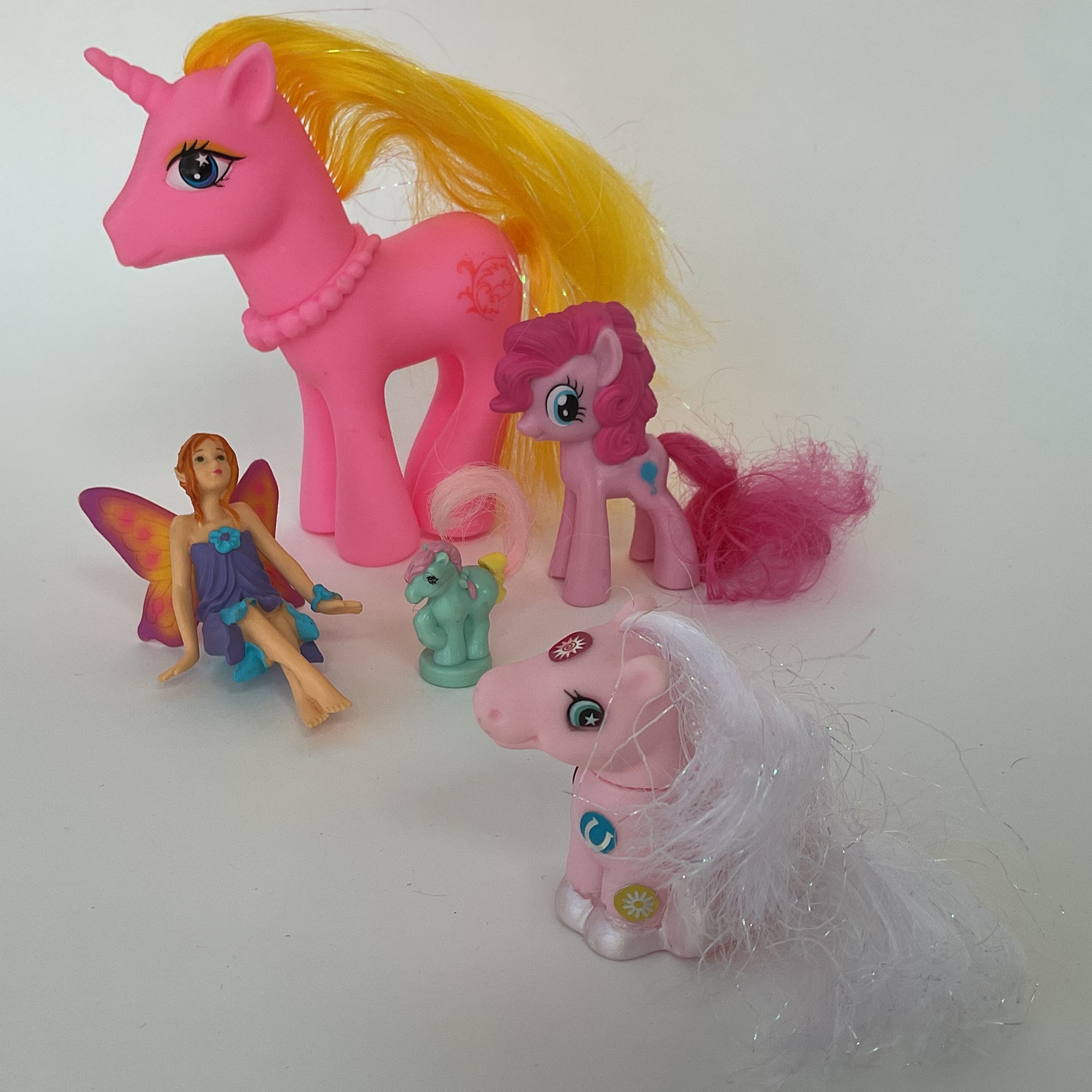 Ponyfigurer med stor lyserød enhjørning, små ponyer og fe, 5 stk. – ca. 3-13 cm