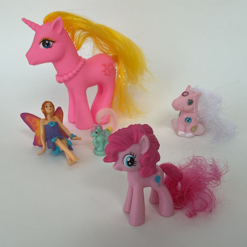Ponyfigurer med stor lyserød enhjørning, små ponyer og fe, 5 stk. – ca. 3-13 cm