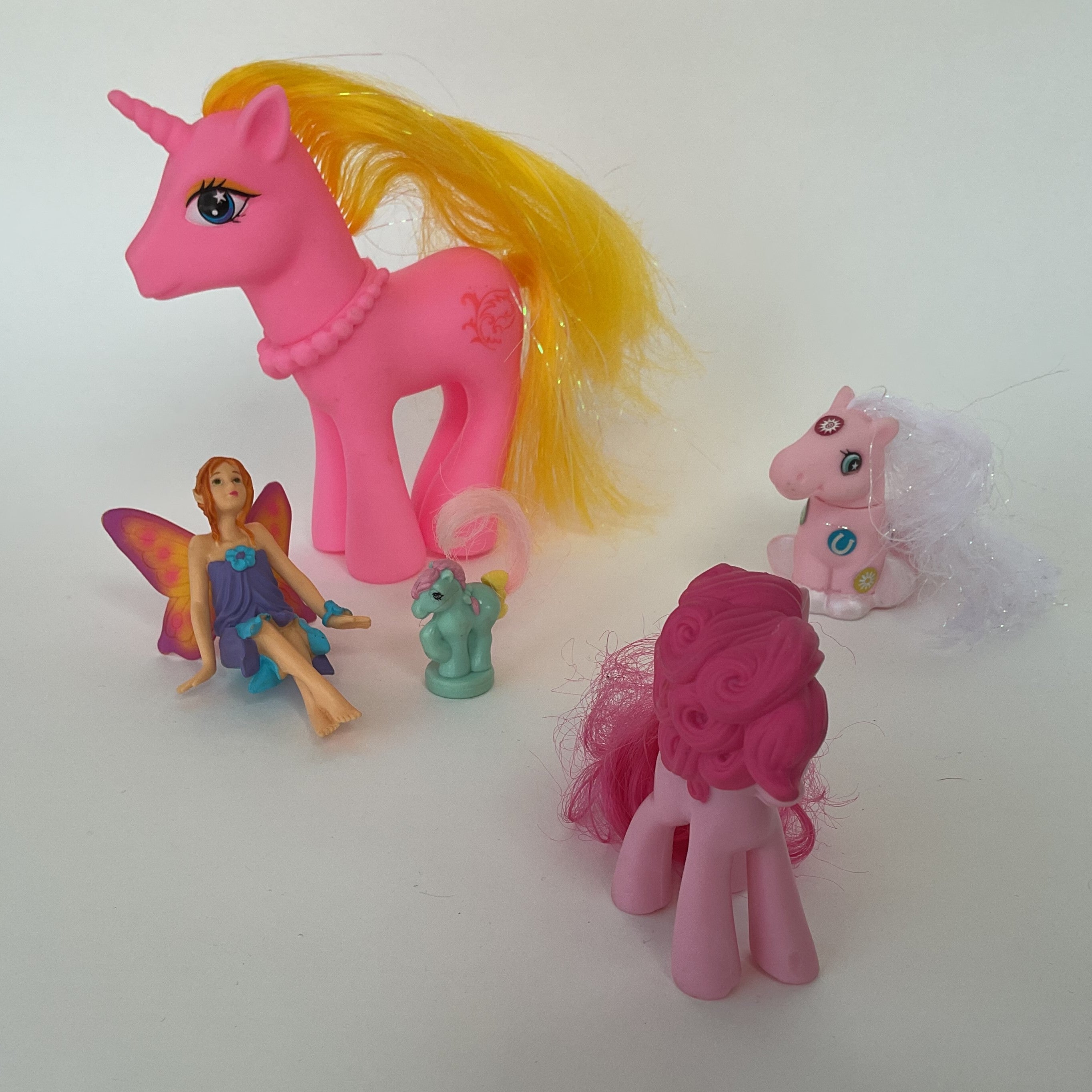 Ponyfigurer med stor lyserød enhjørning, små ponyer og fe, 5 stk. – ca. 3-13 cm