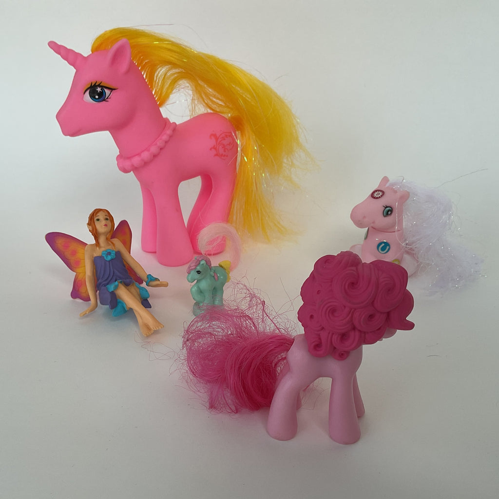 Ponyfigurer med stor lyserød enhjørning, små ponyer og fe, 5 stk. – ca. 3-13 cm